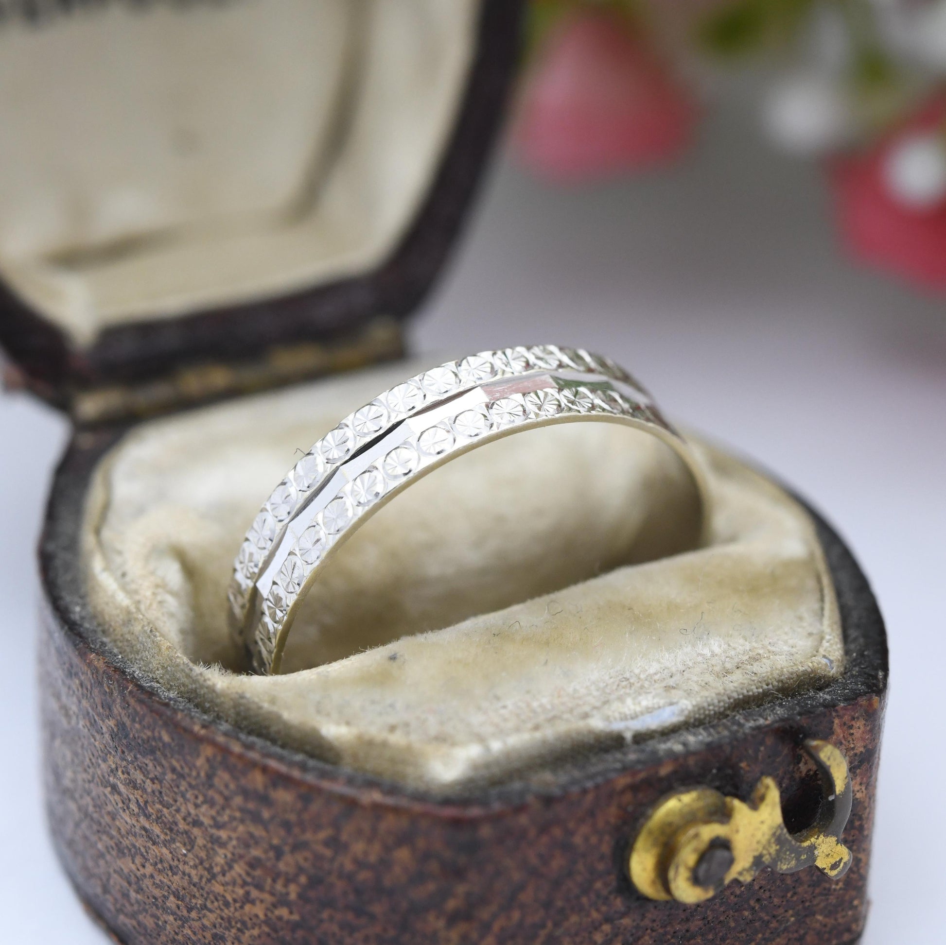 Vintage 9ct White Gold Band Ring - Unisex Patterned Jewellery | UK Size - O | US Size - 7 1/2