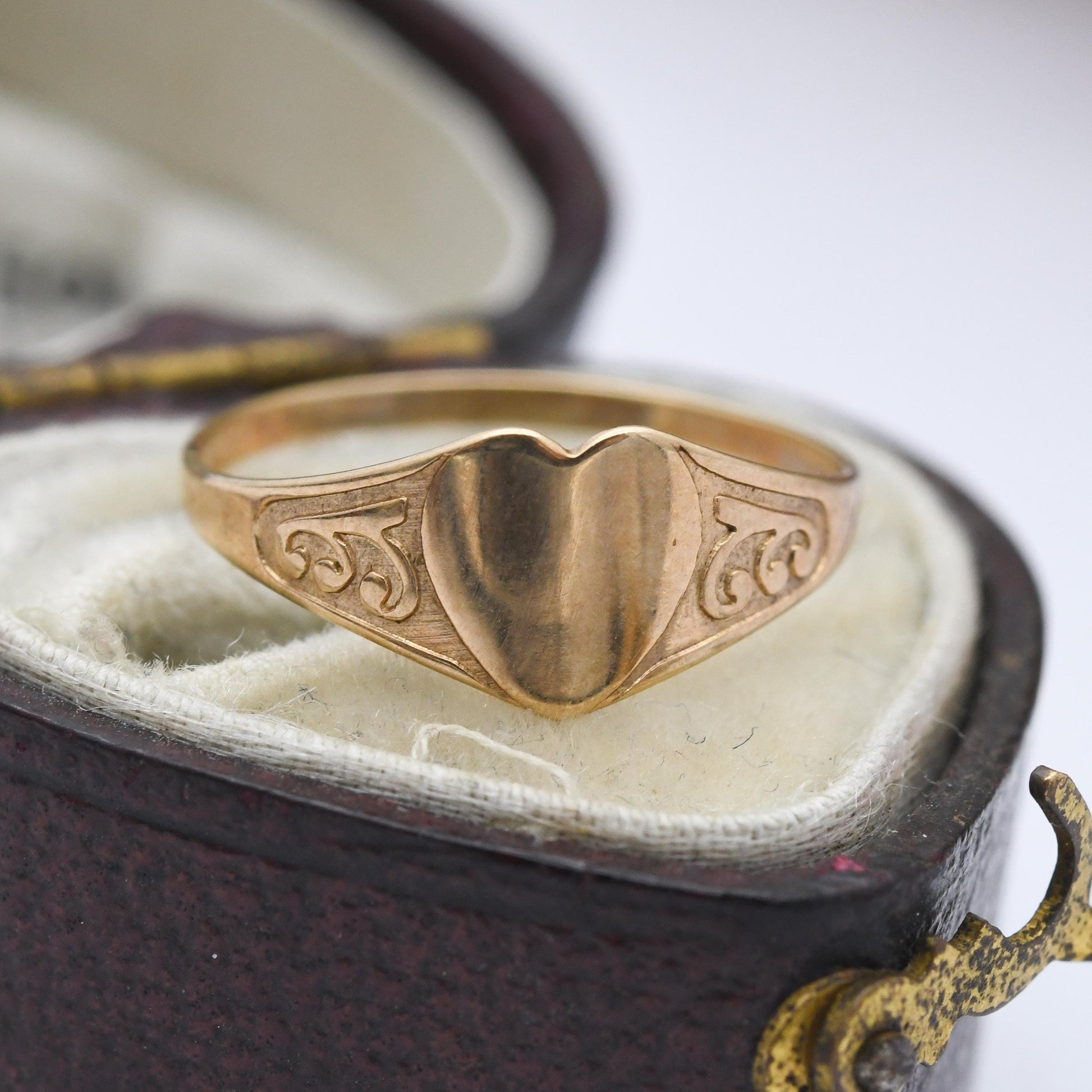 Vintage 9ct Gold Heart Signet Ring - Scrolling Pattern | Solid Gold Jewellery Unisex Pinkie | UK Size - H 1/2 | US Size - 4 1/4