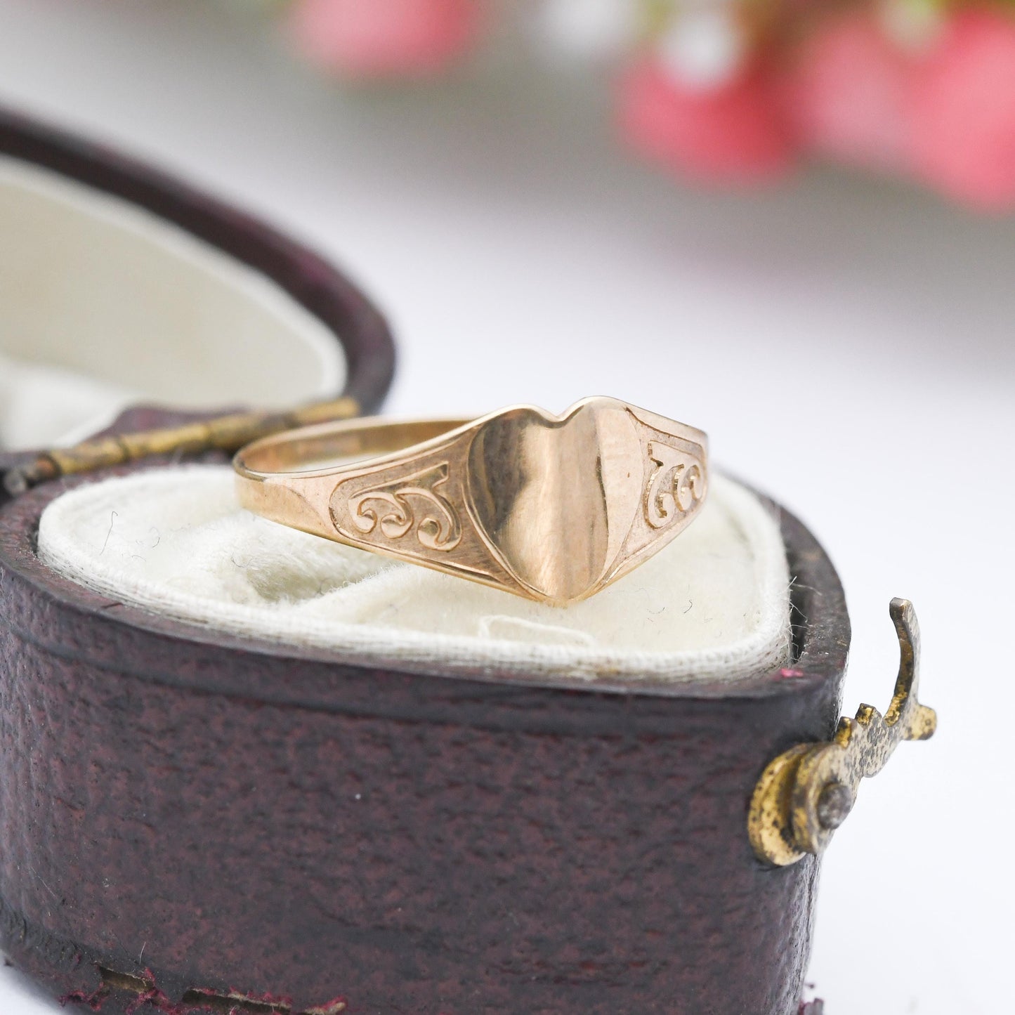 Vintage 9ct Gold Heart Signet Ring - Scrolling Pattern | Solid Gold Jewellery Unisex Pinkie | UK Size - H 1/2 | US Size - 4 1/4