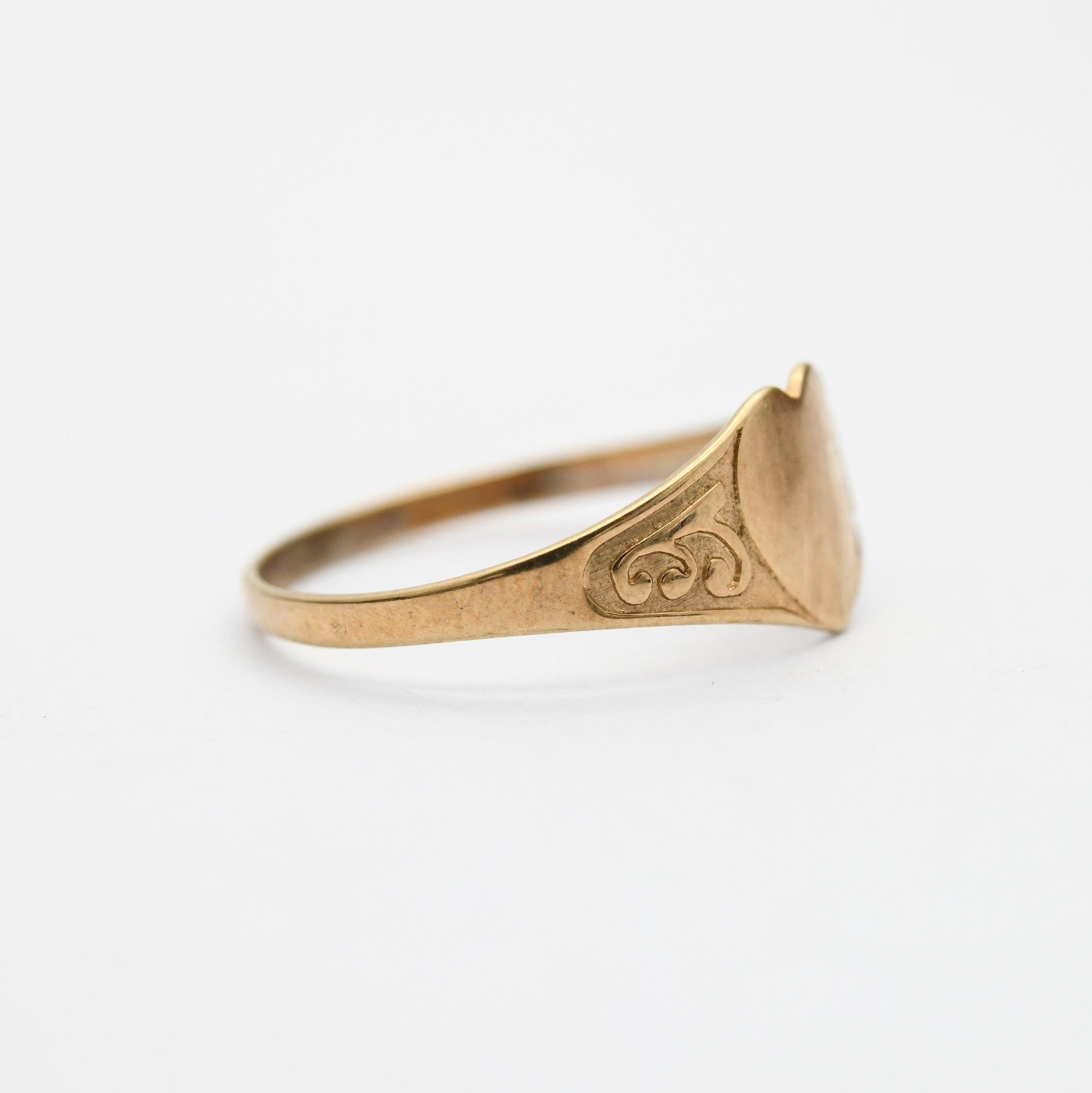 Vintage 9ct Gold Heart Signet Ring - Scrolling Pattern | Solid Gold Jewellery Unisex Pinkie | UK Size - H 1/2 | US Size - 4 1/4
