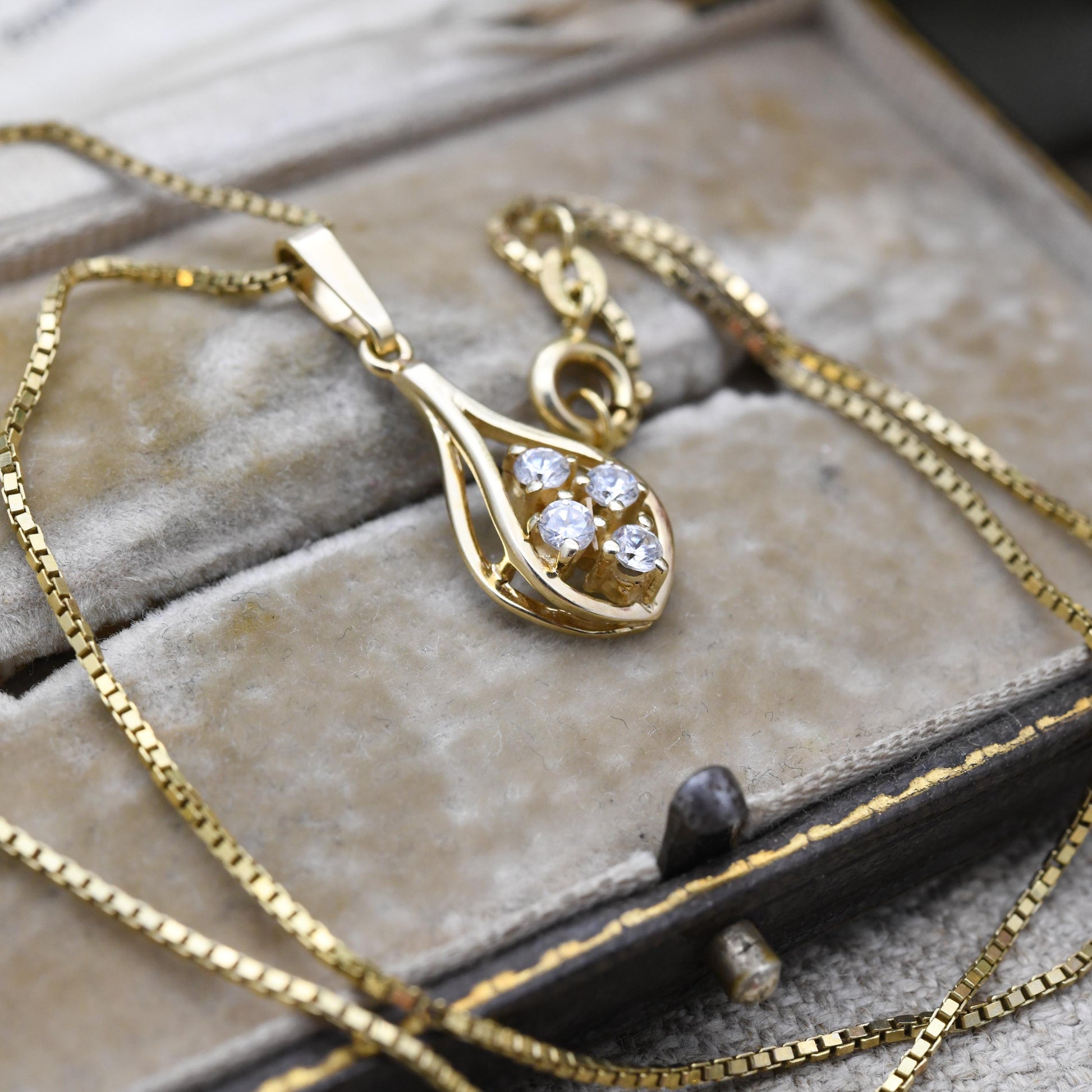 Vintage Amerik Gold-Plated Pendant Necklace – Four White Stones in Teardrop Drop Design | Elegant Costume Jewellery | Signed Amerik