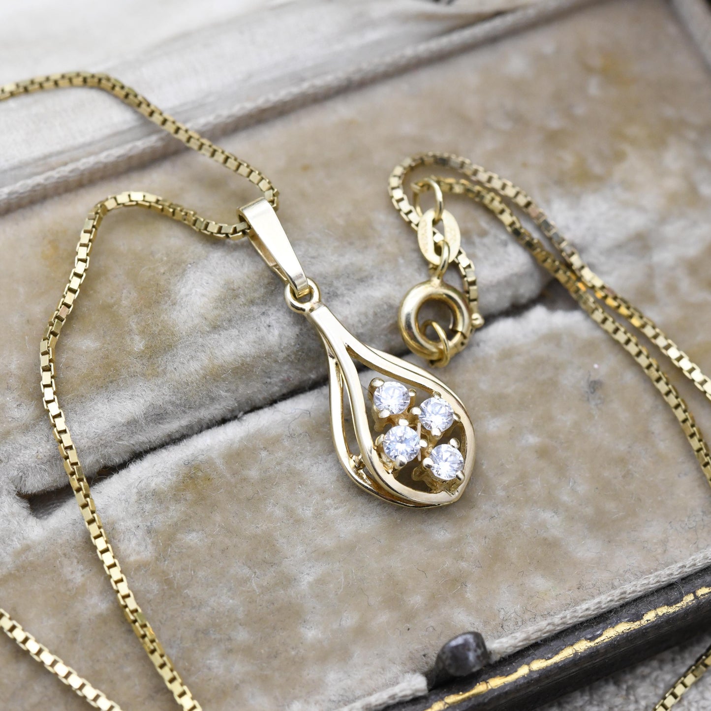 Vintage Amerik Gold-Plated Pendant Necklace – Four White Stones in Teardrop Drop Design | Elegant Costume Jewellery | Signed Amerik