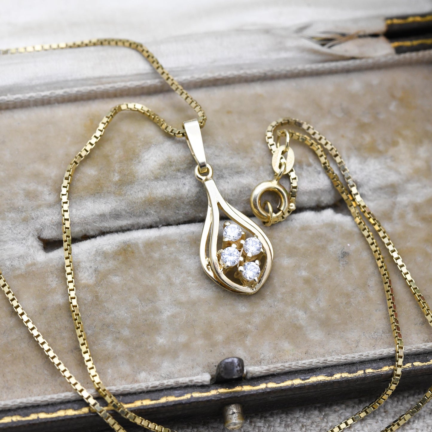 Vintage Amerik Gold-Plated Pendant Necklace – Four White Stones in Teardrop Drop Design | Elegant Costume Jewellery | Signed Amerik