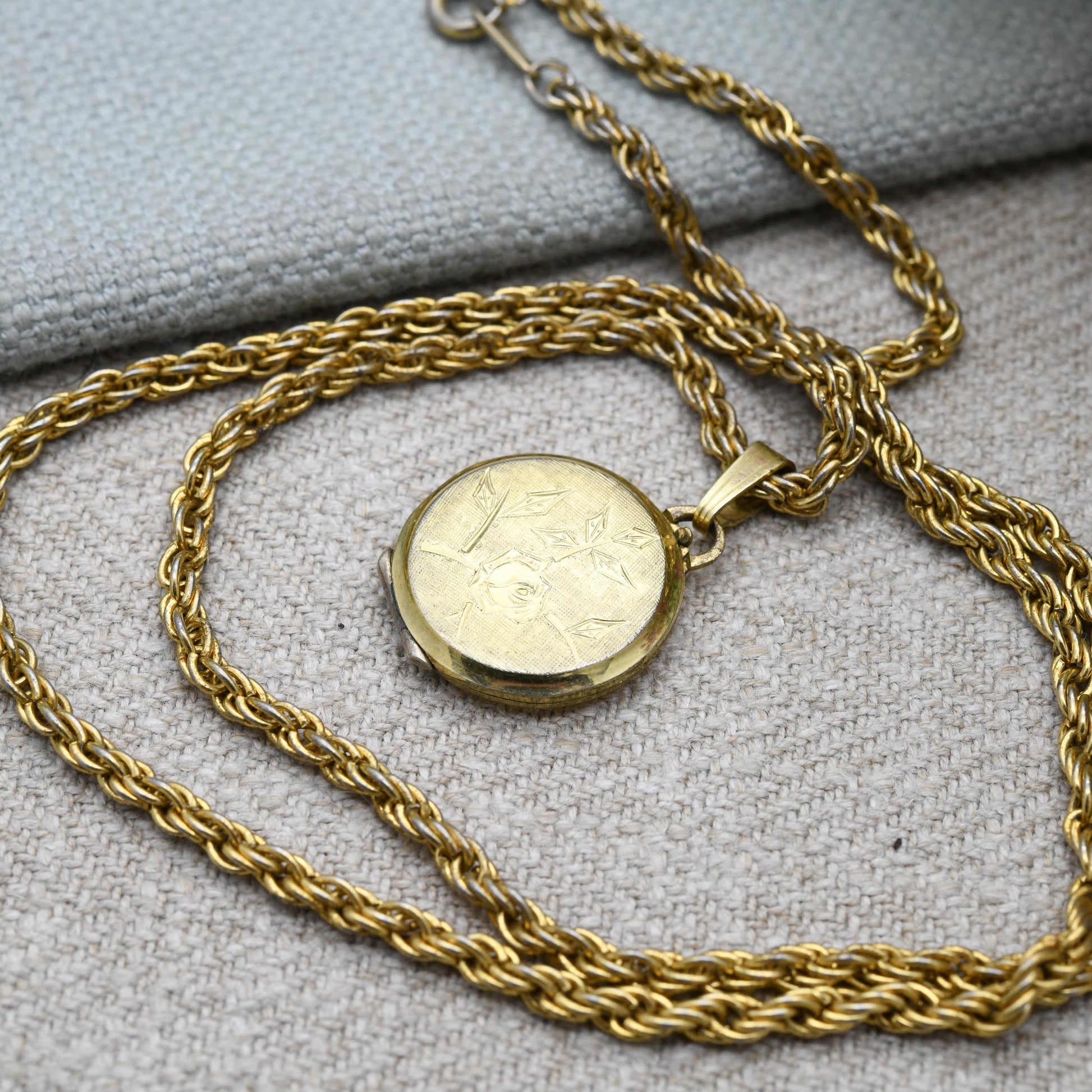 Vintage 14ct Rolled Gold Locket by Kordes and Lichtenfels K&L - Engraved Flower and Leaves Front Design | Floral Shape