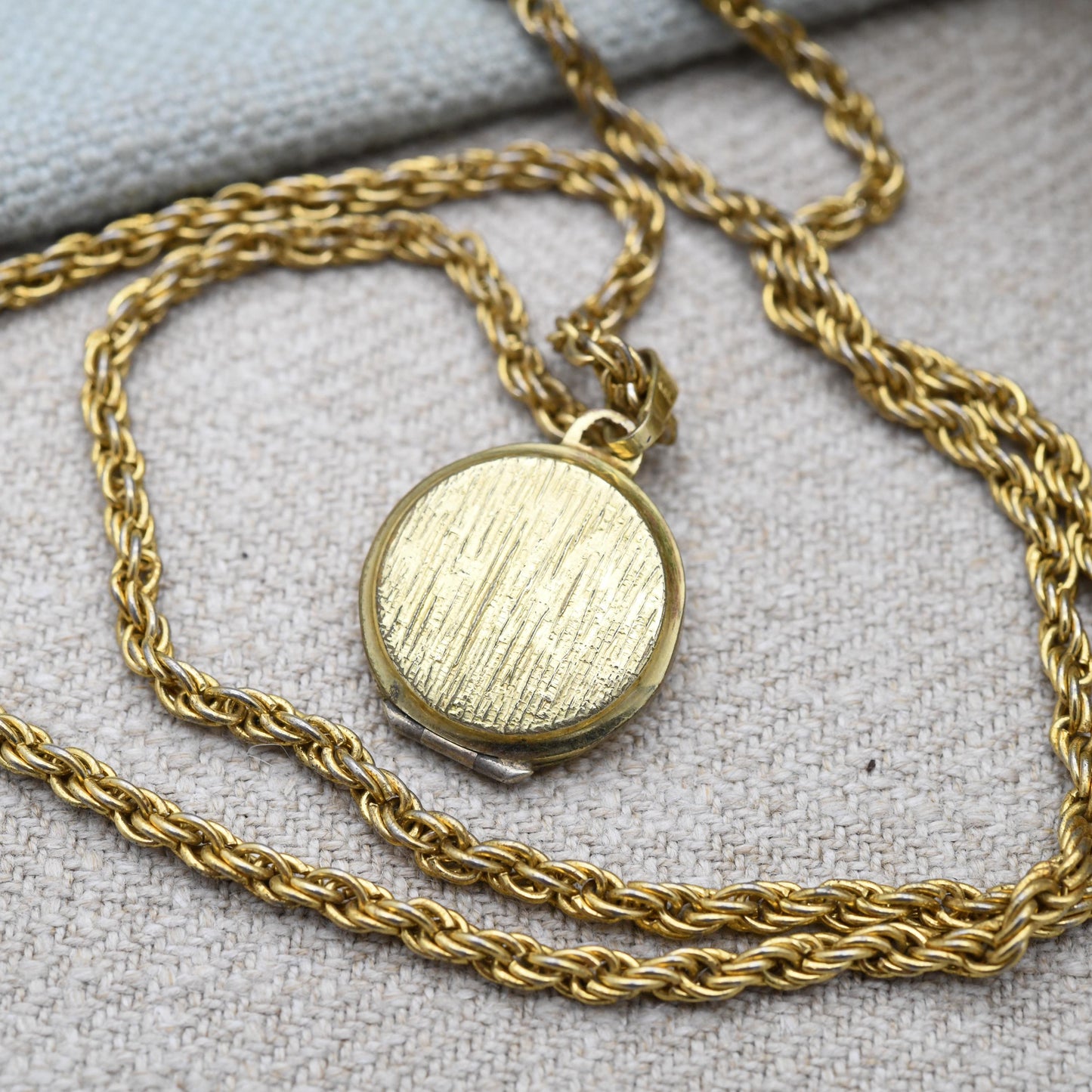 Vintage 14ct Rolled Gold Locket by Kordes and Lichtenfels K&L - Engraved Flower and Leaves Front Design | Floral Shape