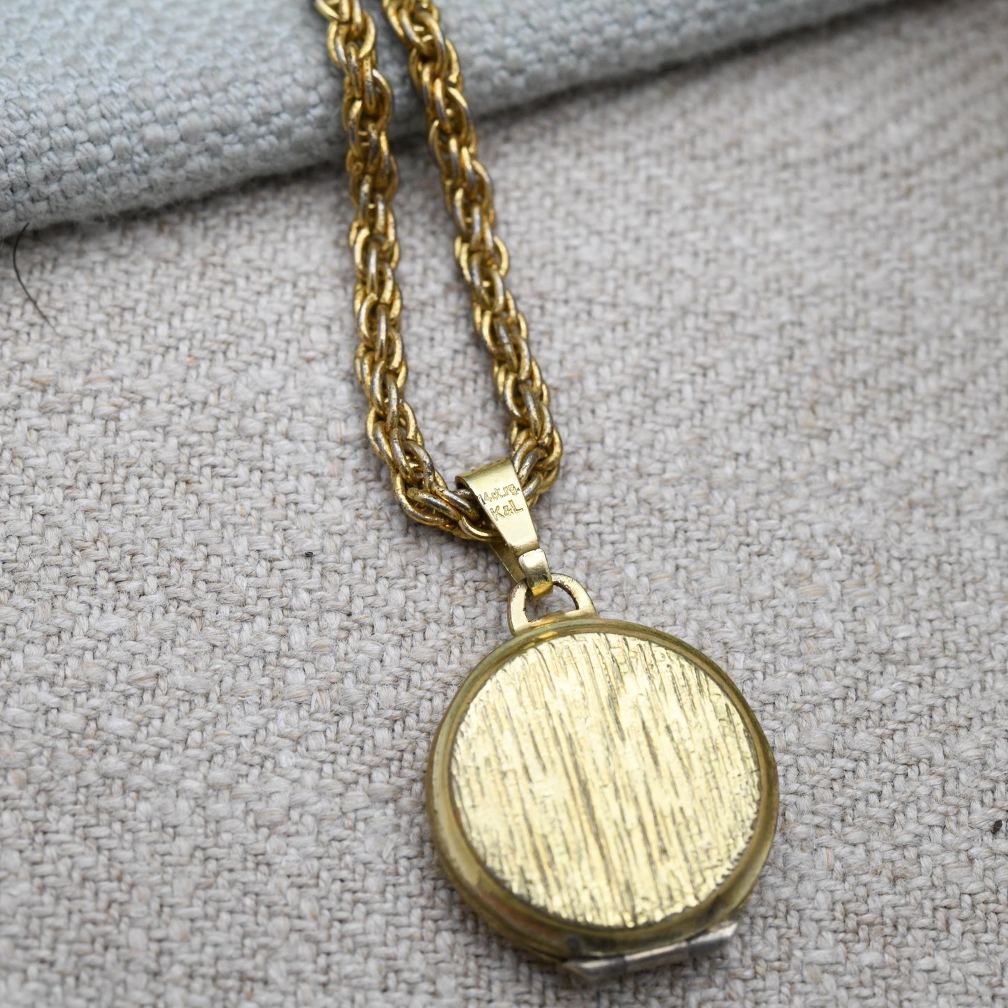 Vintage 14ct Rolled Gold Locket by Kordes and Lichtenfels K&L - Engraved Flower and Leaves Front Design | Floral Shape