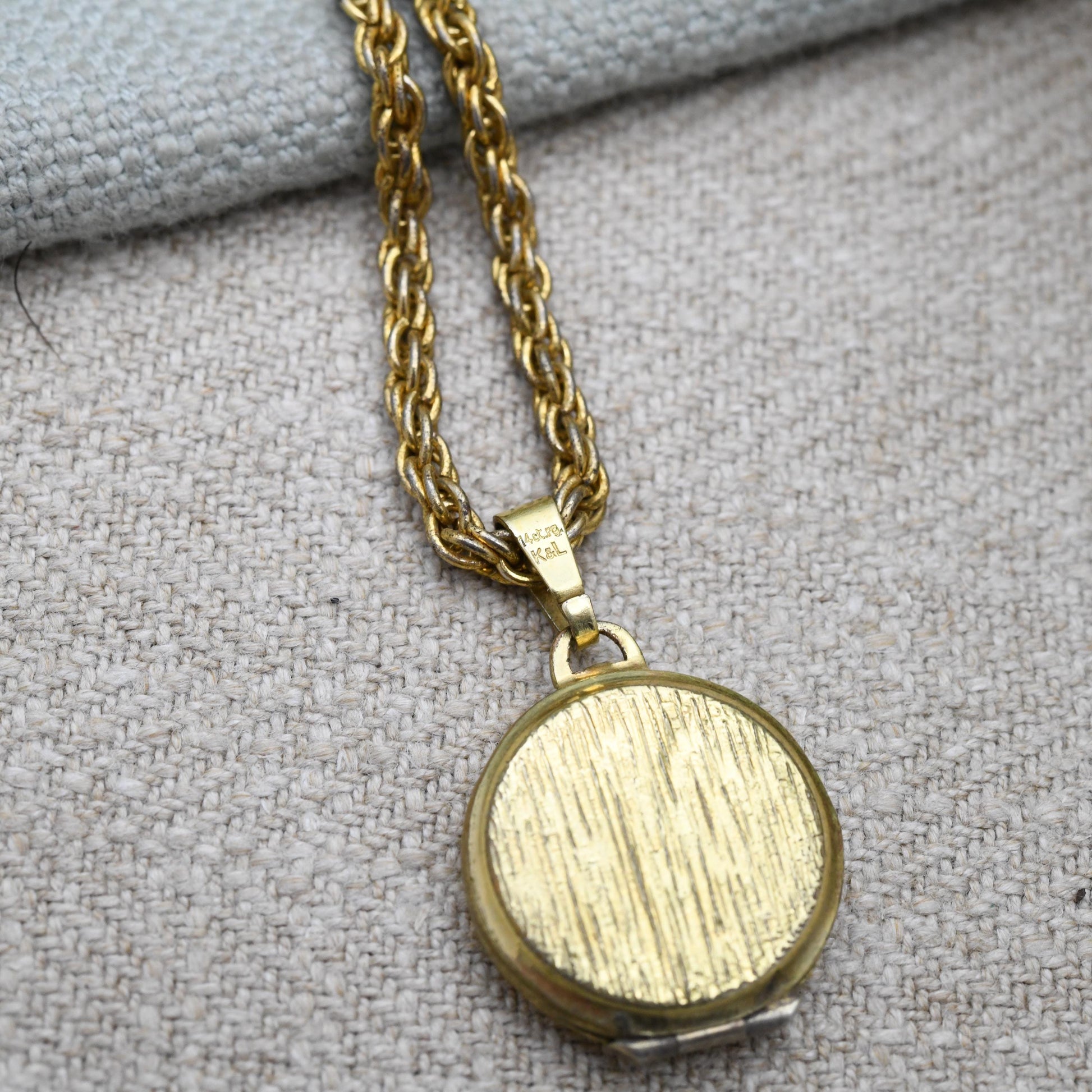 Vintage 14ct Rolled Gold Locket by Kordes and Lichtenfels K&L - Engraved Flower and Leaves Front Design | Floral Shape