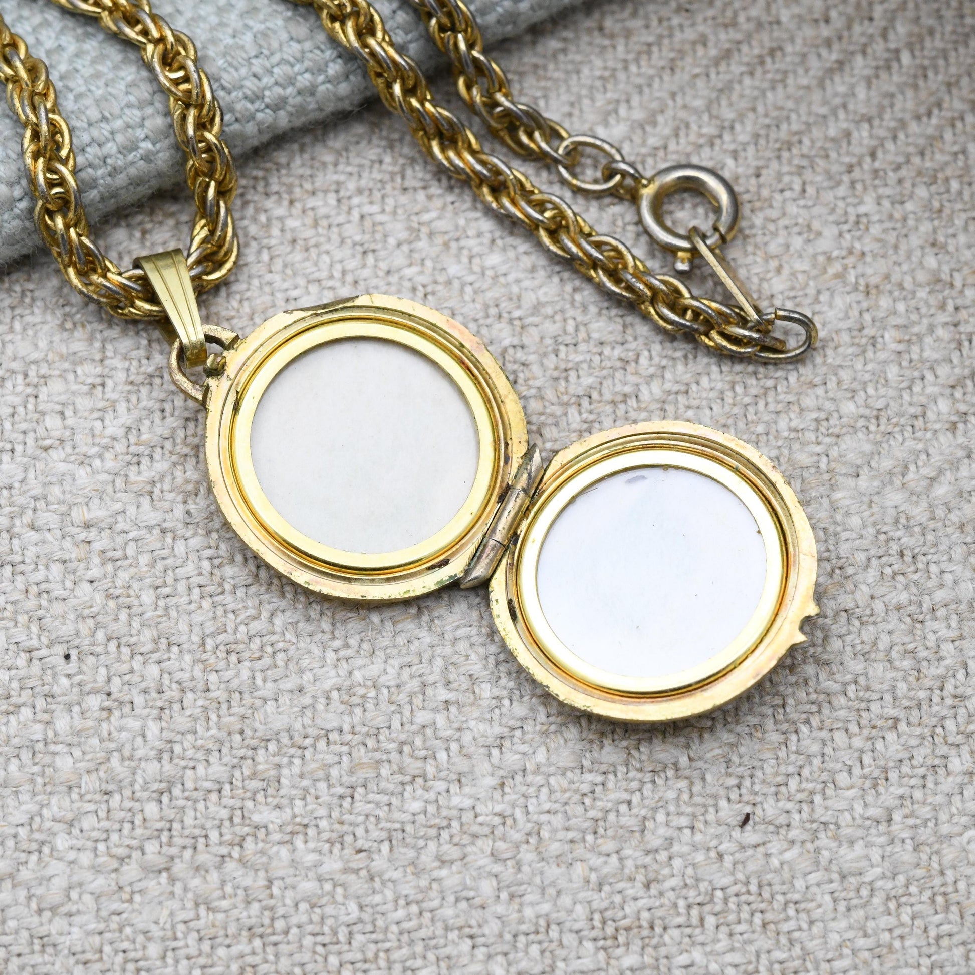 Vintage 14ct Rolled Gold Locket by Kordes and Lichtenfels K&L - Engraved Flower and Leaves Front Design | Floral Shape