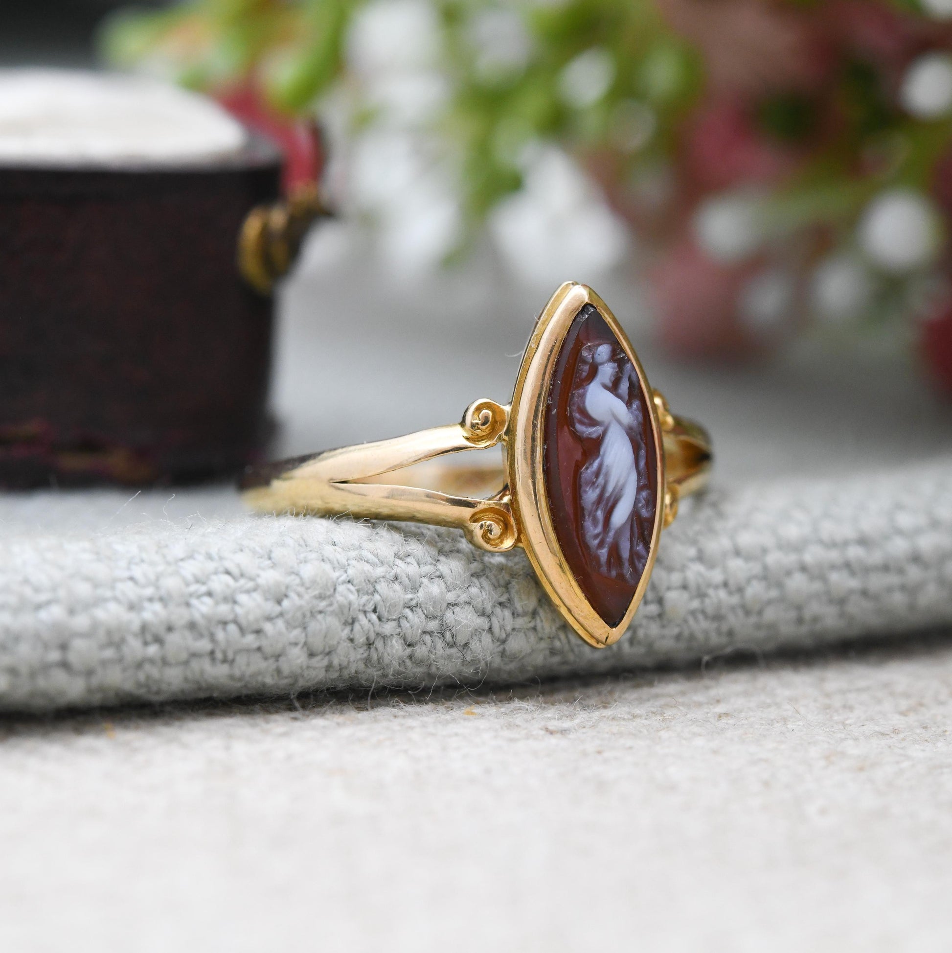Antique Victorian 18ct Gold Hardstone Cameo Ring 1894 - Marquise Pointed Oval Red White Gemstone Classical Figure | Size UK - O | US - 7 1/2