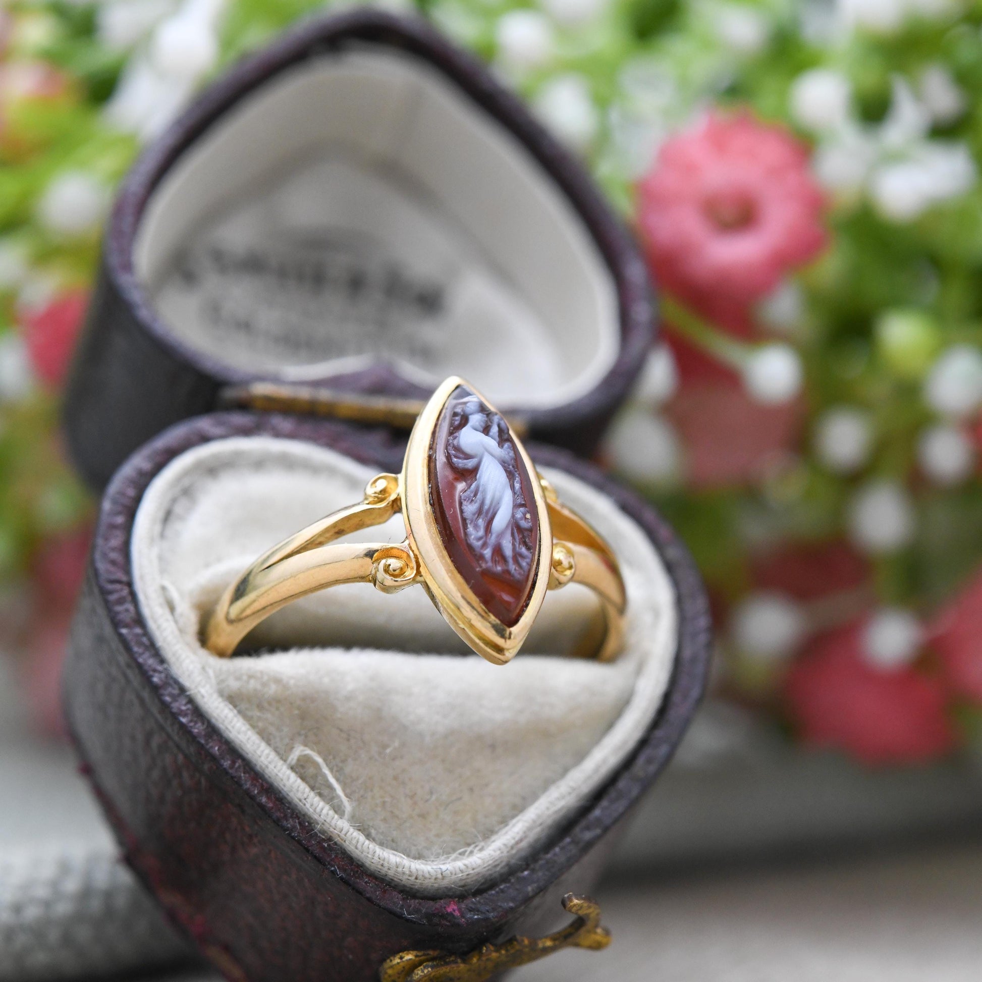 Antique Victorian 18ct Gold Hardstone Cameo Ring 1894 - Marquise Pointed Oval Red White Gemstone Classical Figure | Size UK - O | US - 7 1/2
