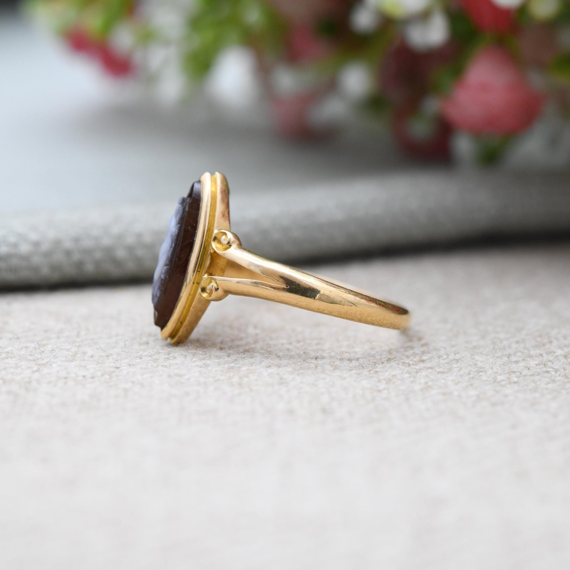 Antique Victorian 18ct Gold Hardstone Cameo Ring 1894 - Marquise Pointed Oval Red White Gemstone Classical Figure | Size UK - O | US - 7 1/2