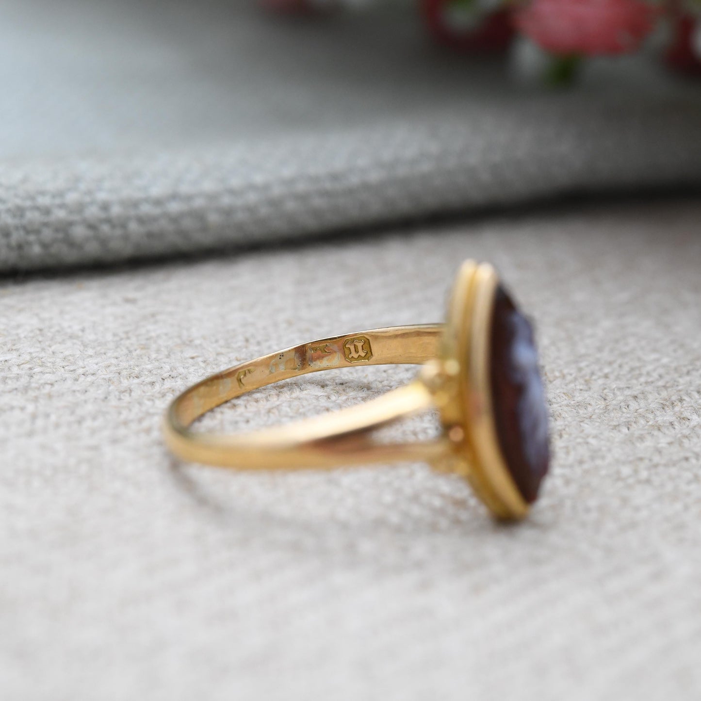 Antique Victorian 18ct Gold Hardstone Cameo Ring 1894 - Marquise Pointed Oval Red White Gemstone Classical Figure | Size UK - O | US - 7 1/2