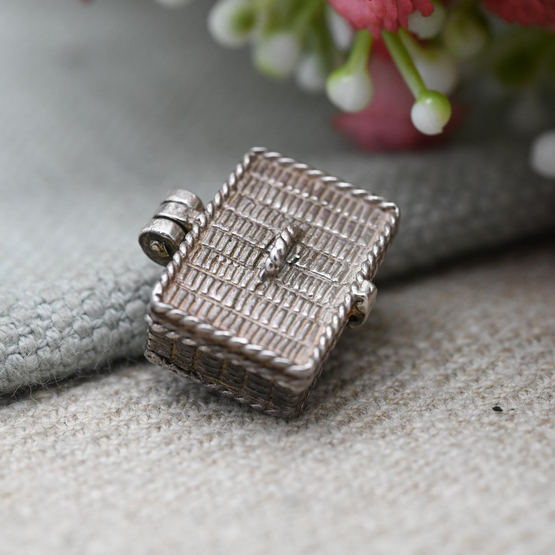 Vintage Sterling Silver Opening Picnic Basket Charm Pendant - Picnic set including food and cutlery | Opening | Gift for Charm Bracelet