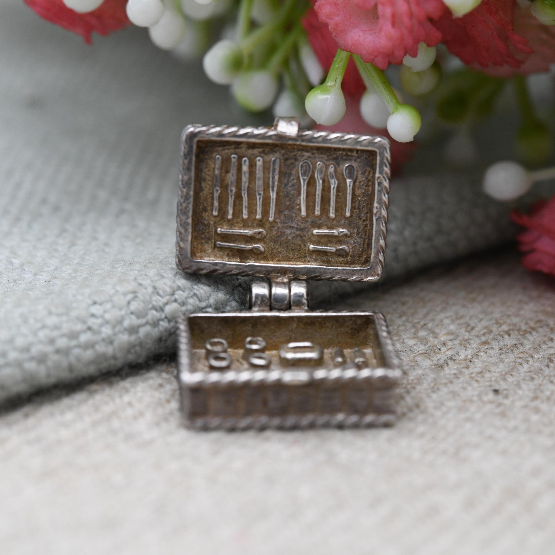 Vintage Sterling Silver Opening Picnic Basket Charm Pendant - Picnic set including food and cutlery | Opening | Gift for Charm Bracelet