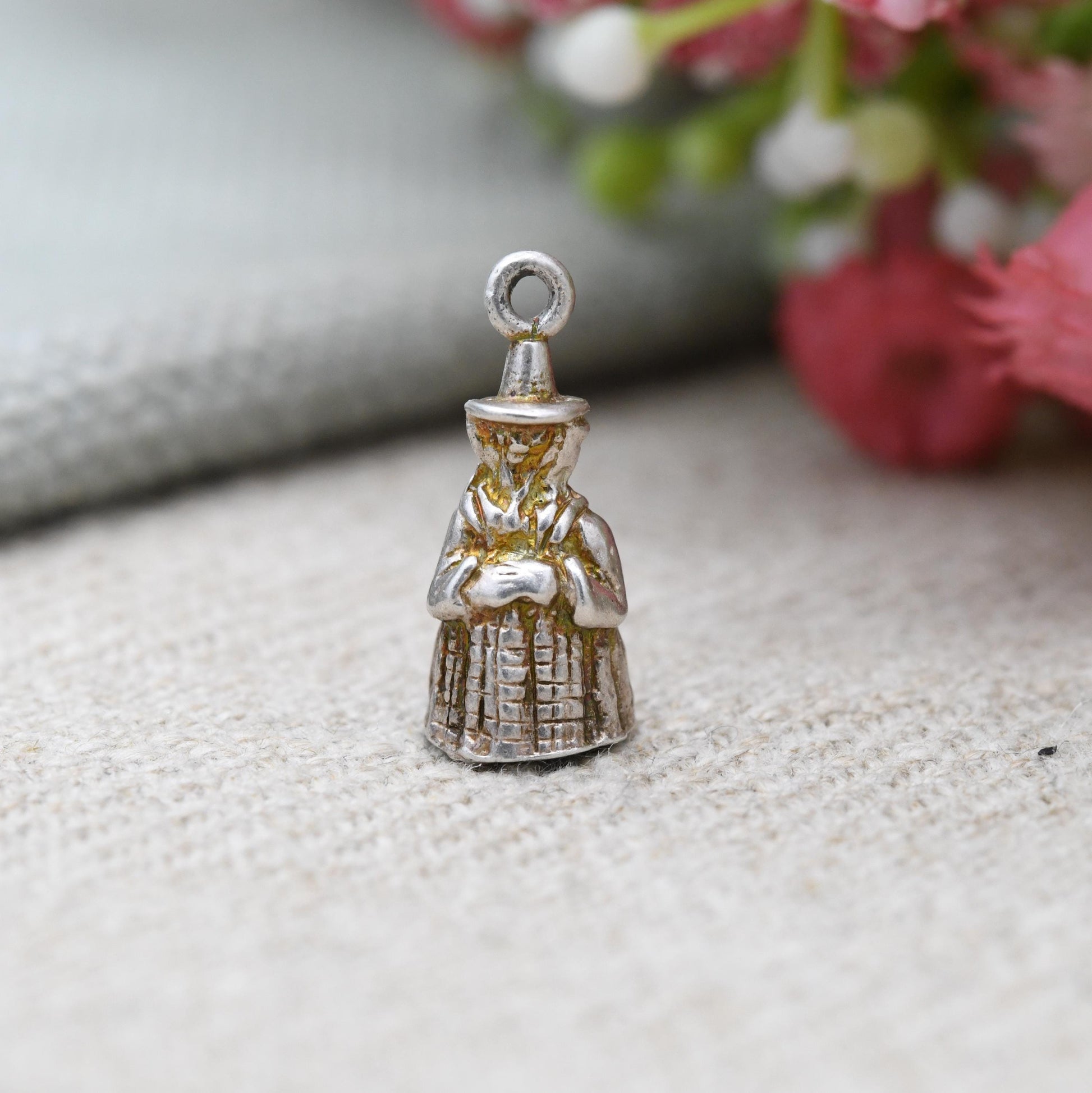 Vintage Sterling Silver Traditional Welsh Woman Charm Pendant - Het Gymreig Headgear | Gwisg Gymreig draddodiadol | Gift for Charm Bracelet