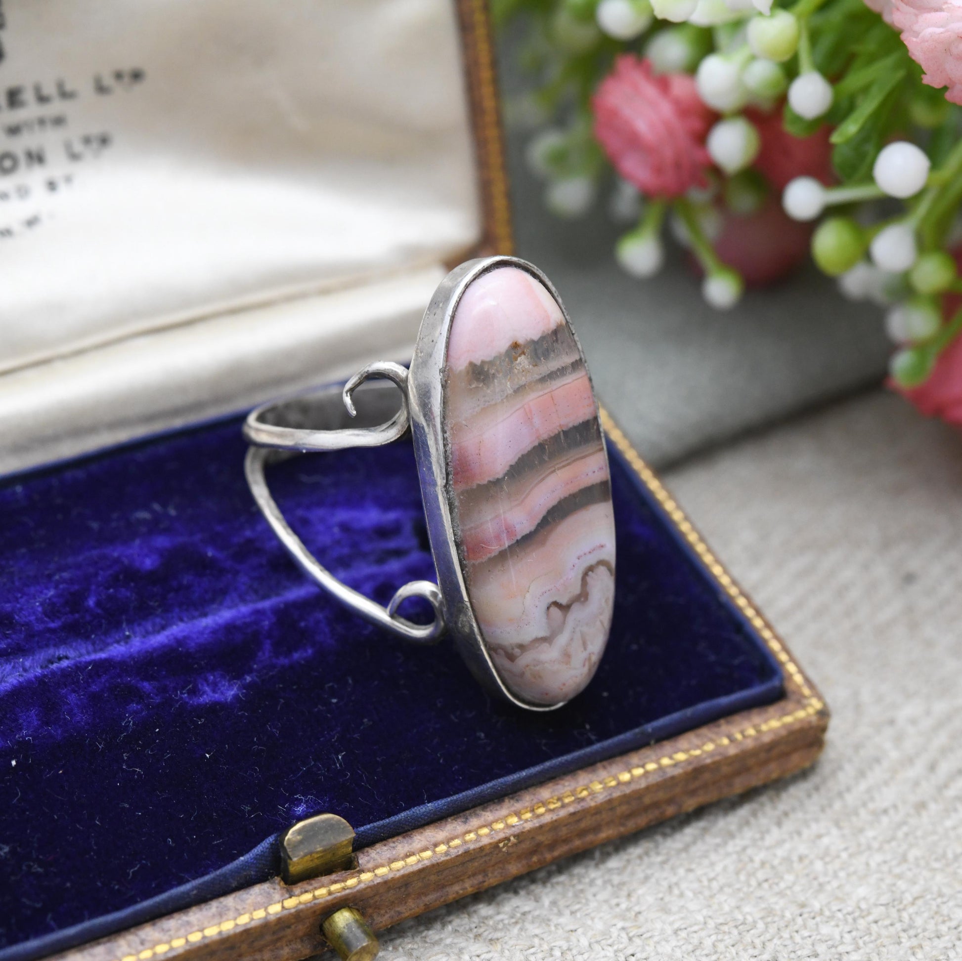 Vintage Sterling Silver Striped Pink Agate Ring - Open Shoulder | Scrolling | Cabochon | UK Size - O 1/2 | US Size - 7 3/4