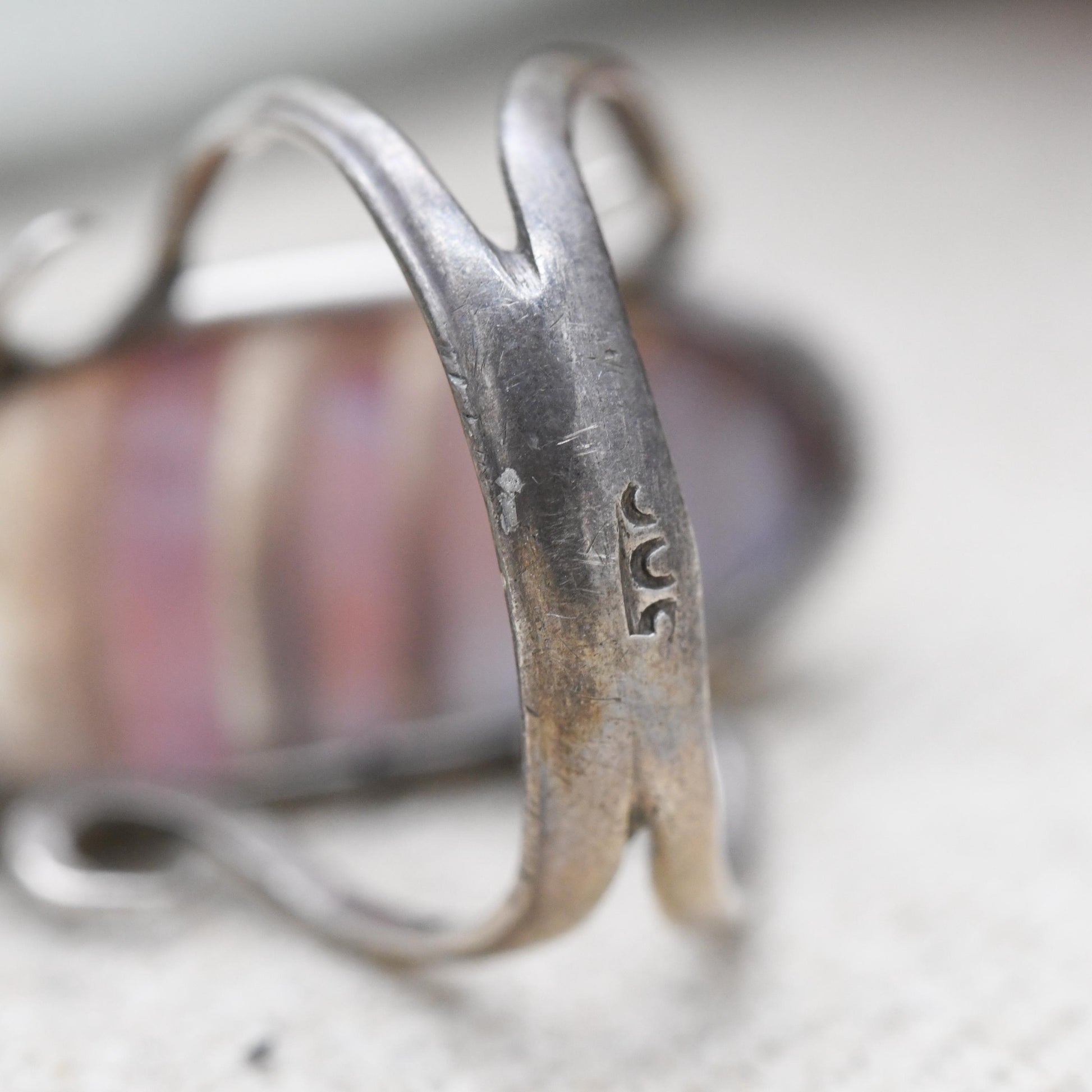 Vintage Sterling Silver Striped Pink Agate Ring - Open Shoulder | Scrolling | Cabochon | UK Size - O 1/2 | US Size - 7 3/4