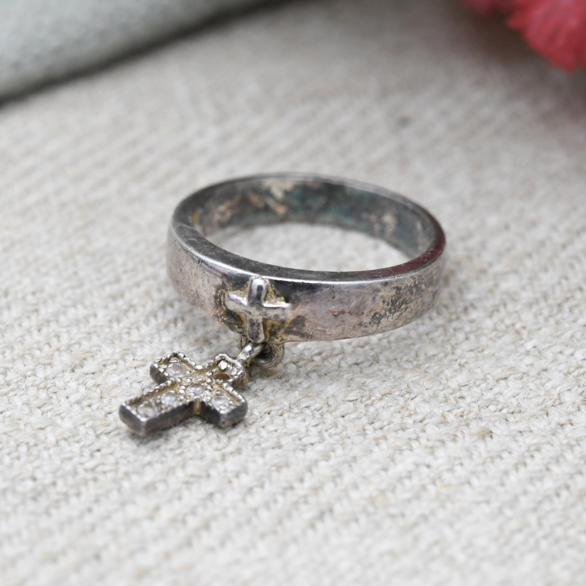 Vintage Sterling Silver Dangle Cross Band Ring - Clear Stone Decoration | Raised Cross Relief | UK Size - L | US Size - 6