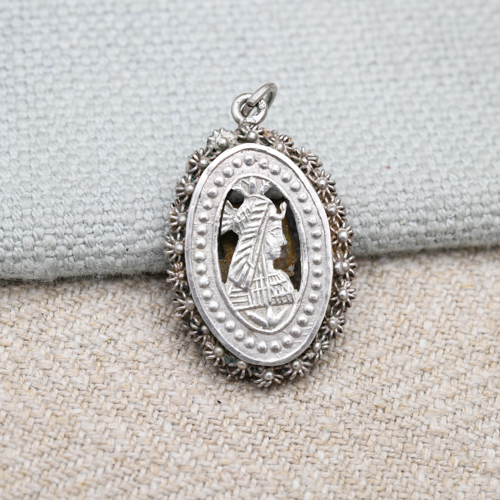Vintage Egyptian Silver Pendant with Nefertiti and Amenhotep IV - Pharaoh Queen of Egypt | Cannetille Design | Gift for Pendant Necklace