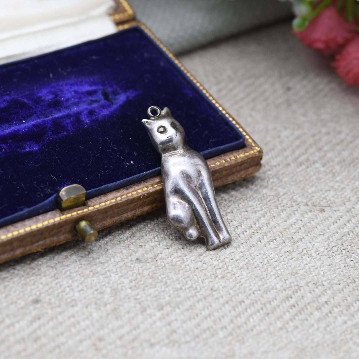 Vintage Sterling Silver Cat Charm Pendant - Novelty Animal Jewellery | Seated Sitting Cat with Ribbon Collar