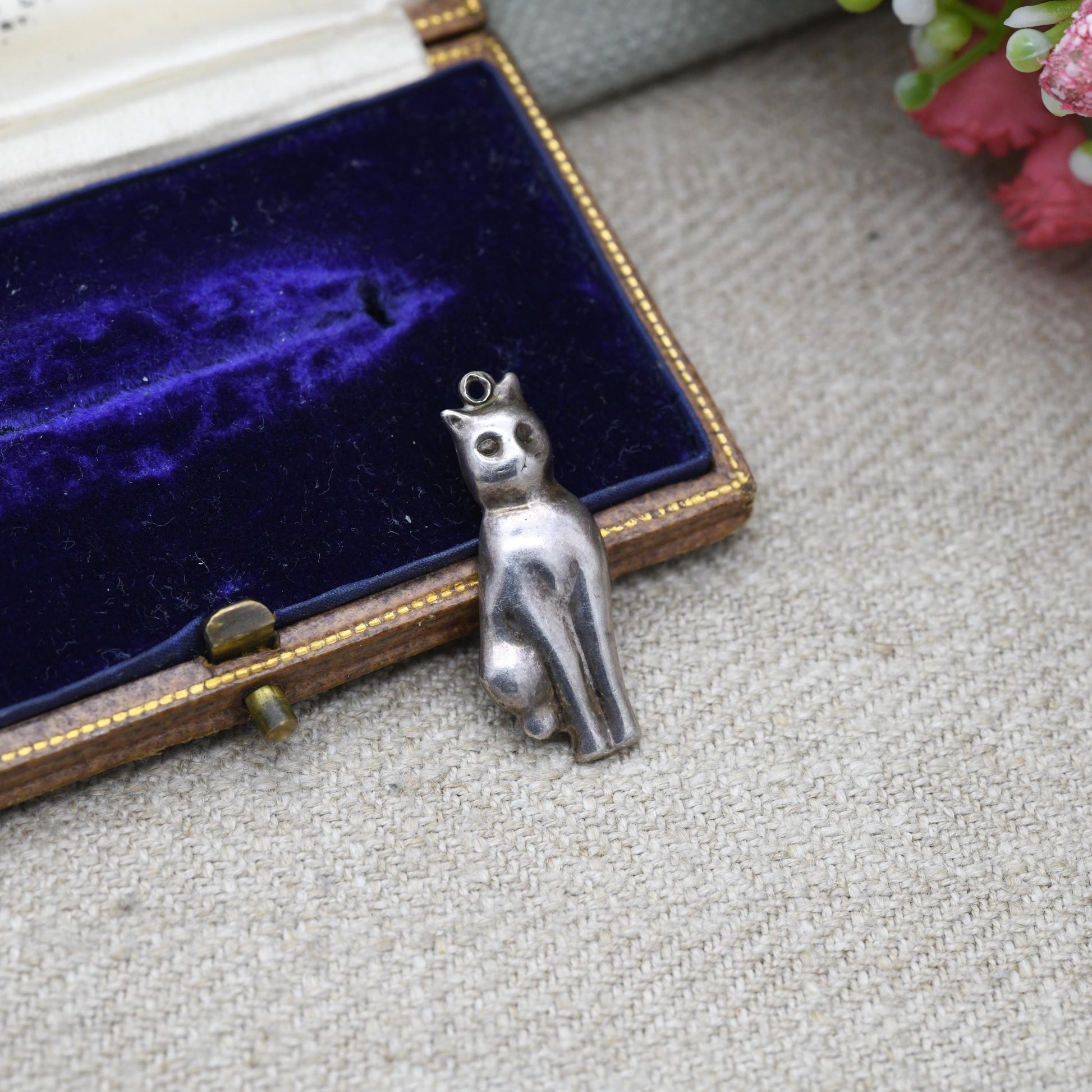 Vintage Sterling Silver Cat Charm Pendant - Novelty Animal Jewellery | Seated Sitting Cat with Ribbon Collar