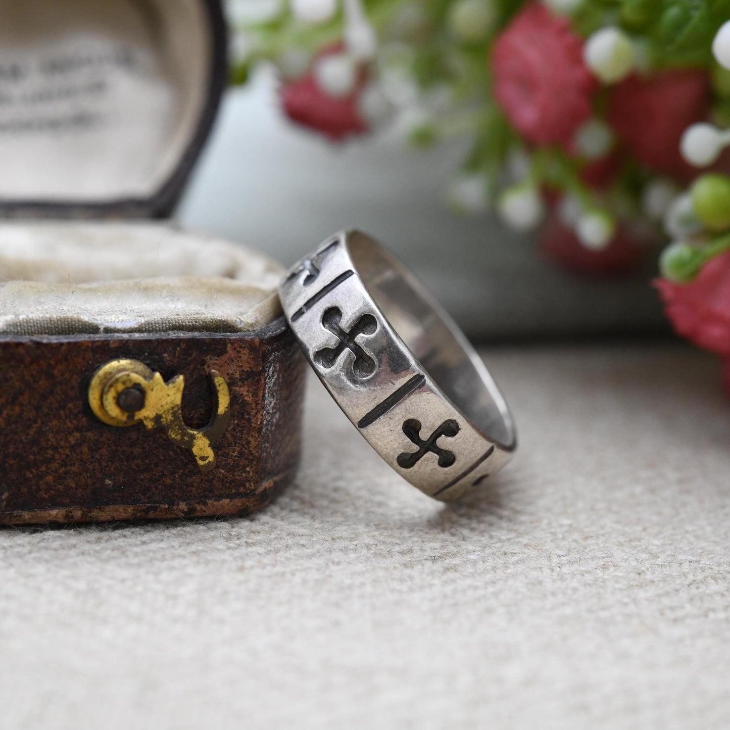 Vintage Sterling Silver Band Ring with Engraved Cross Design - Unisex Patterned Silver Band | UK Size - O 1/2 | US Size - 7 1/4