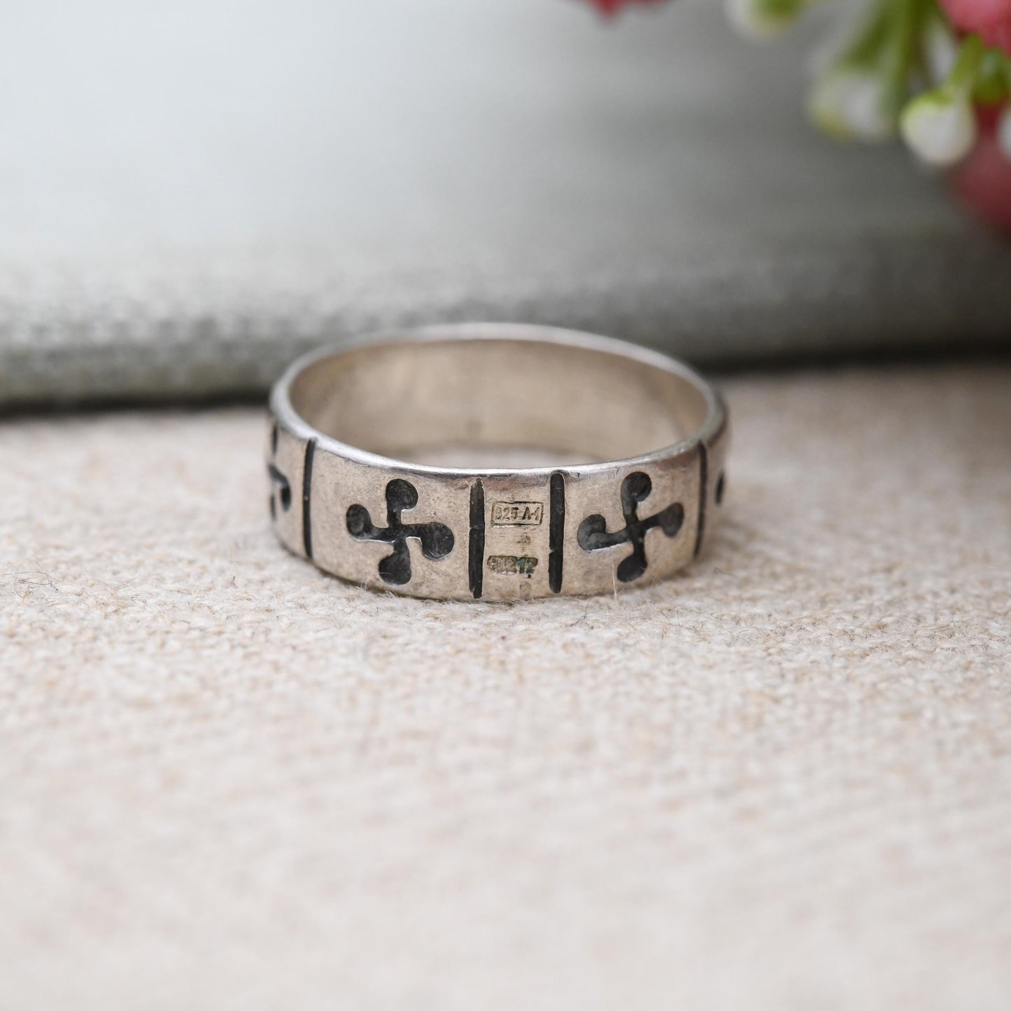 Vintage Sterling Silver Band Ring with Engraved Cross Design - Unisex Patterned Silver Band | UK Size - O 1/2 | US Size - 7 1/4