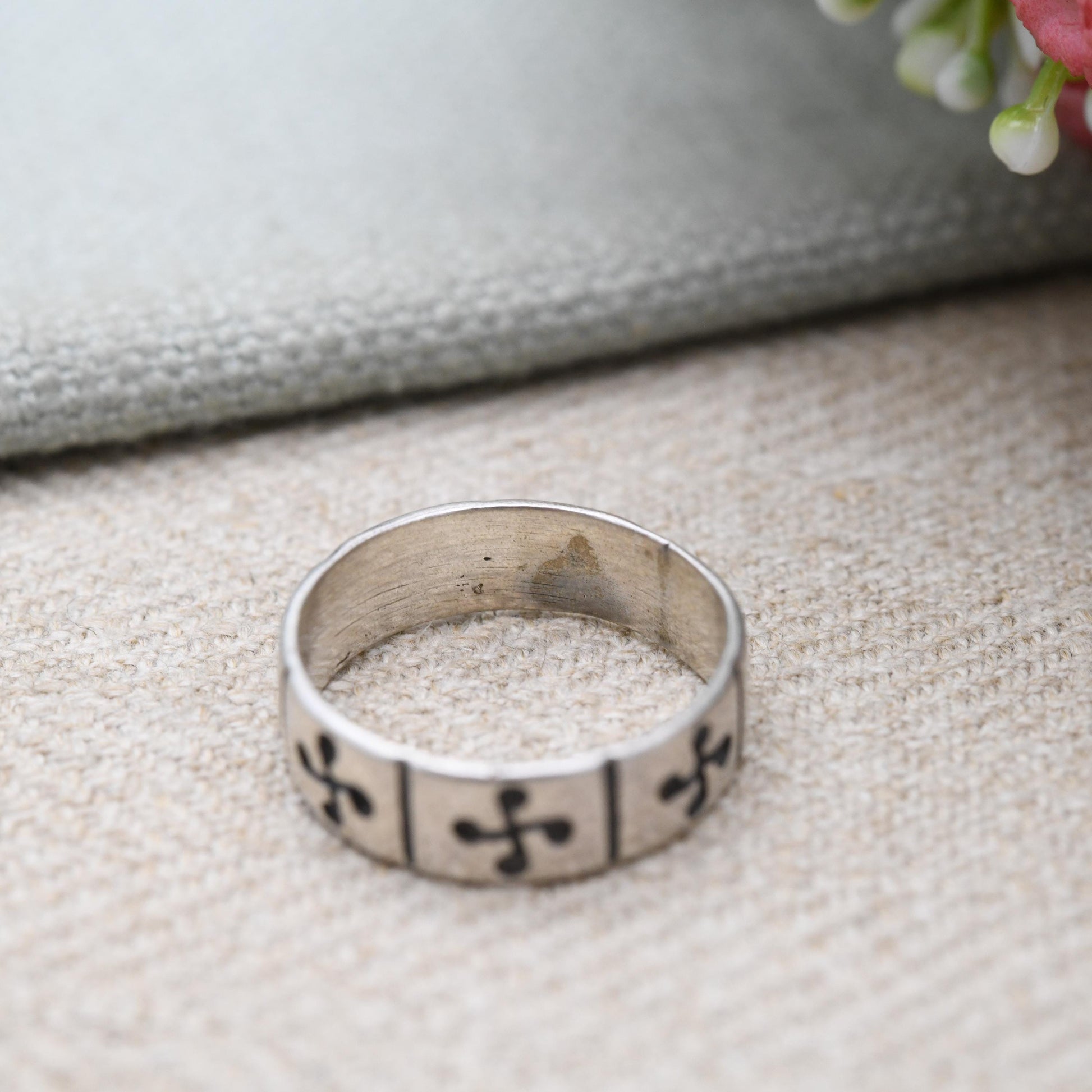 Vintage Sterling Silver Band Ring with Engraved Cross Design - Unisex Patterned Silver Band | UK Size - O 1/2 | US Size - 7 1/4