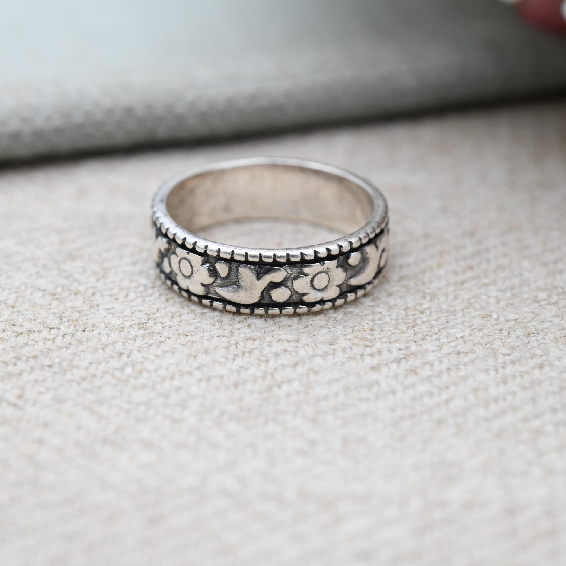 Vintage Sterling Silver Engraved Floral Band - Textured Ring | Gift for Her | Size UK - M 1/2 | US - 6 1/4