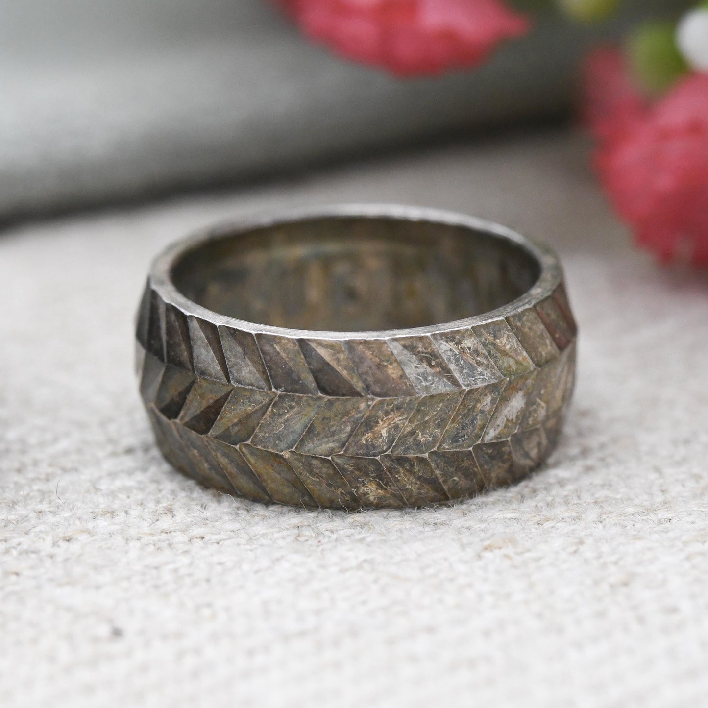 Vintage 1959 Two Shillings Coin Band Ring with Chevron Arrow Band - Unusual Chunky Band Hidden Secret Words | UK Size - J | US Size - 5