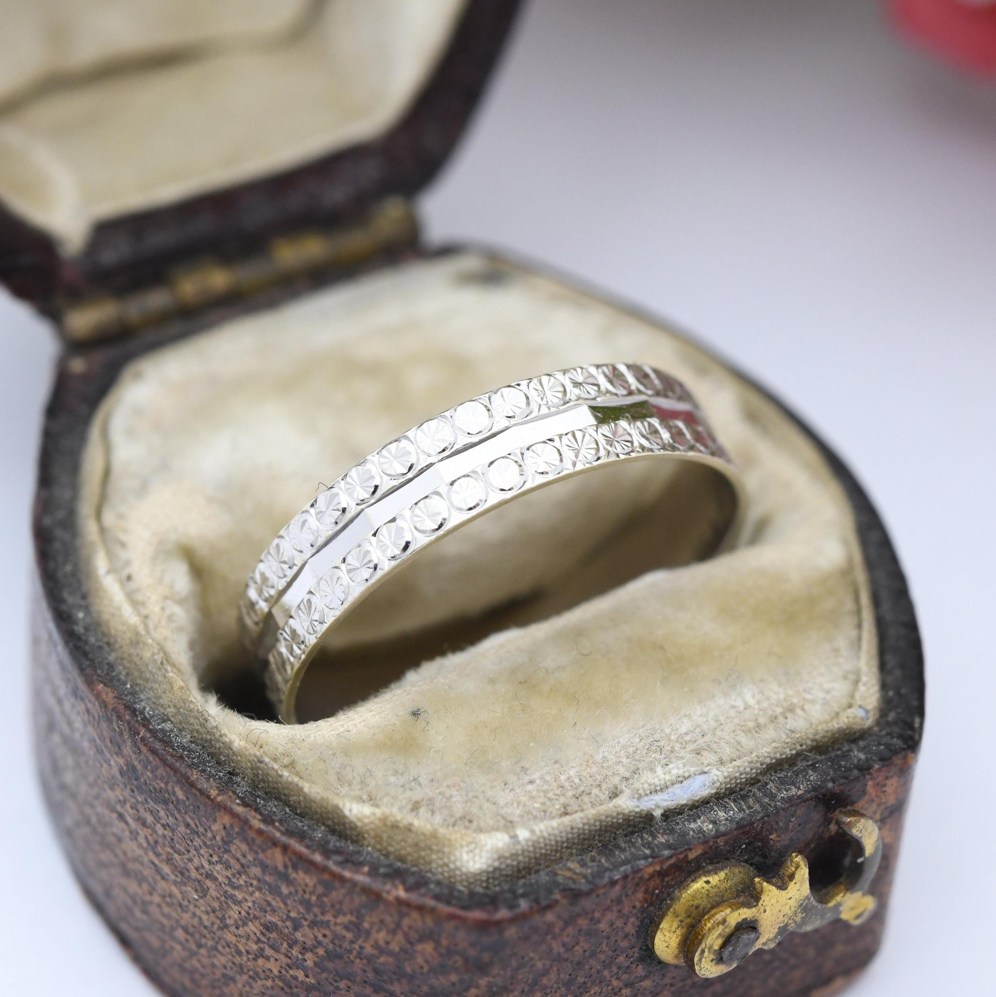 Vintage 9ct White Gold Band Ring - Unisex Patterned Jewellery | UK Size - O | US Size - 7 1/2