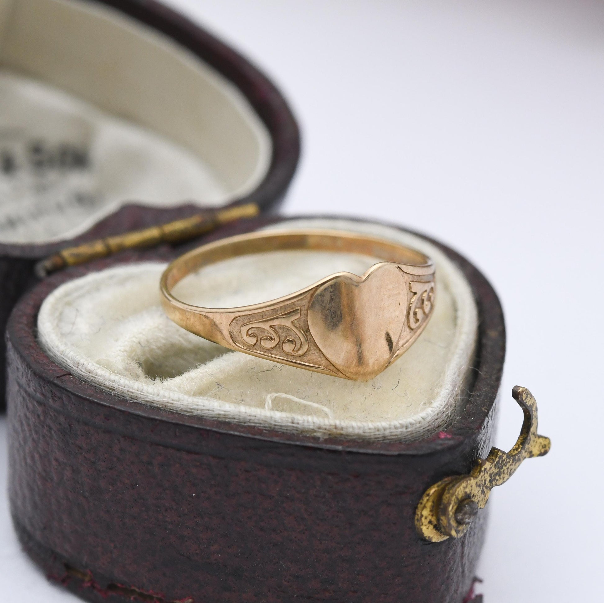 Vintage 9ct Gold Heart Signet Ring - Scrolling Pattern | Solid Gold Jewellery Unisex Pinkie | UK Size - H 1/2 | US Size - 4 1/4