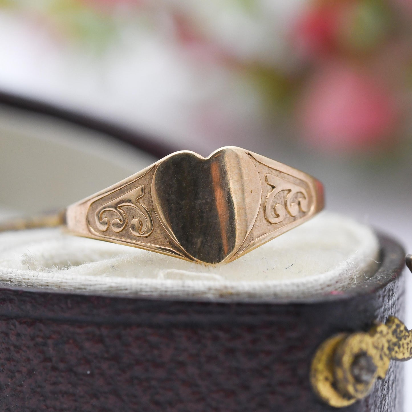 Vintage 9ct Gold Heart Signet Ring - Scrolling Pattern | Solid Gold Jewellery Unisex Pinkie | UK Size - H 1/2 | US Size - 4 1/4