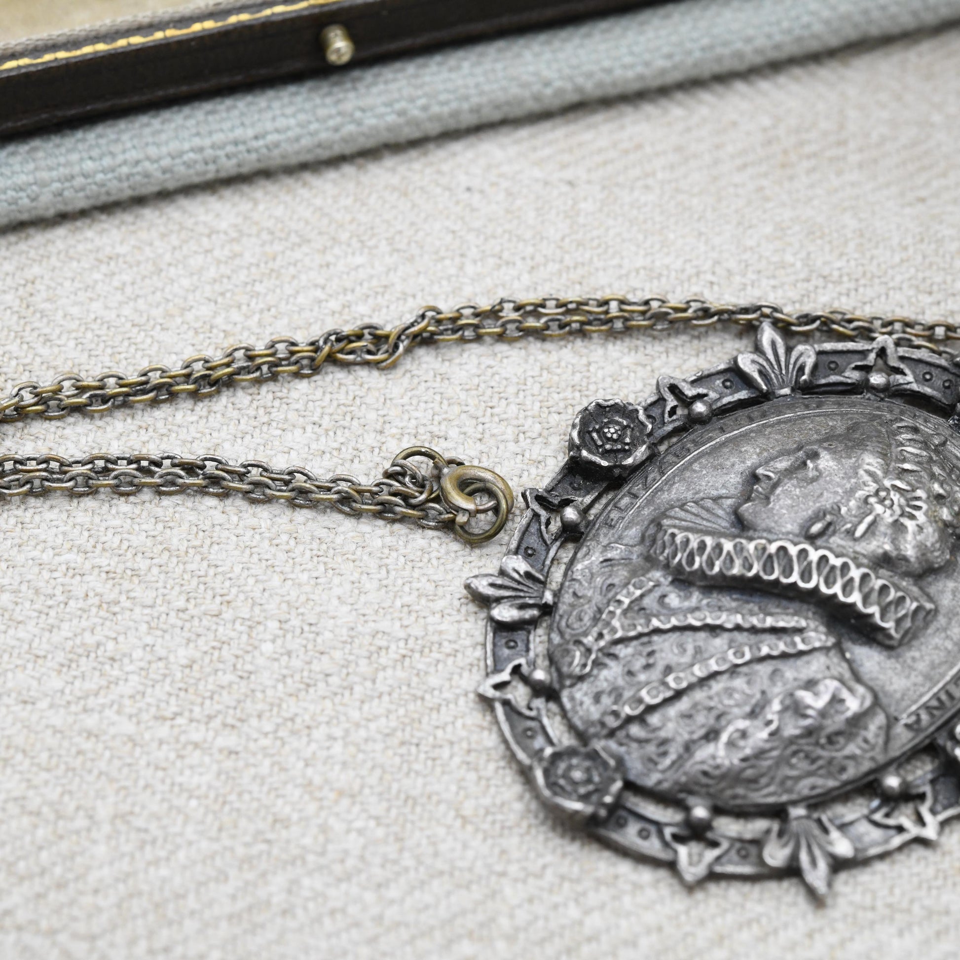 Vintage MIRACLE Creation Elizabeth I Pewter Pendant - Tudor Rose | Ornate Frame | Regal Portrait