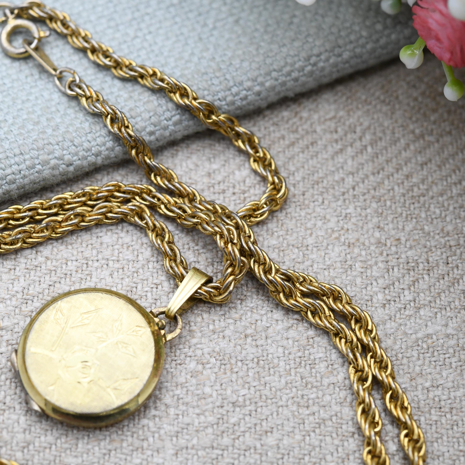 Vintage 14ct Rolled Gold Locket by Kordes and Lichtenfels K&L - Engraved Flower and Leaves Front Design | Floral Shape
