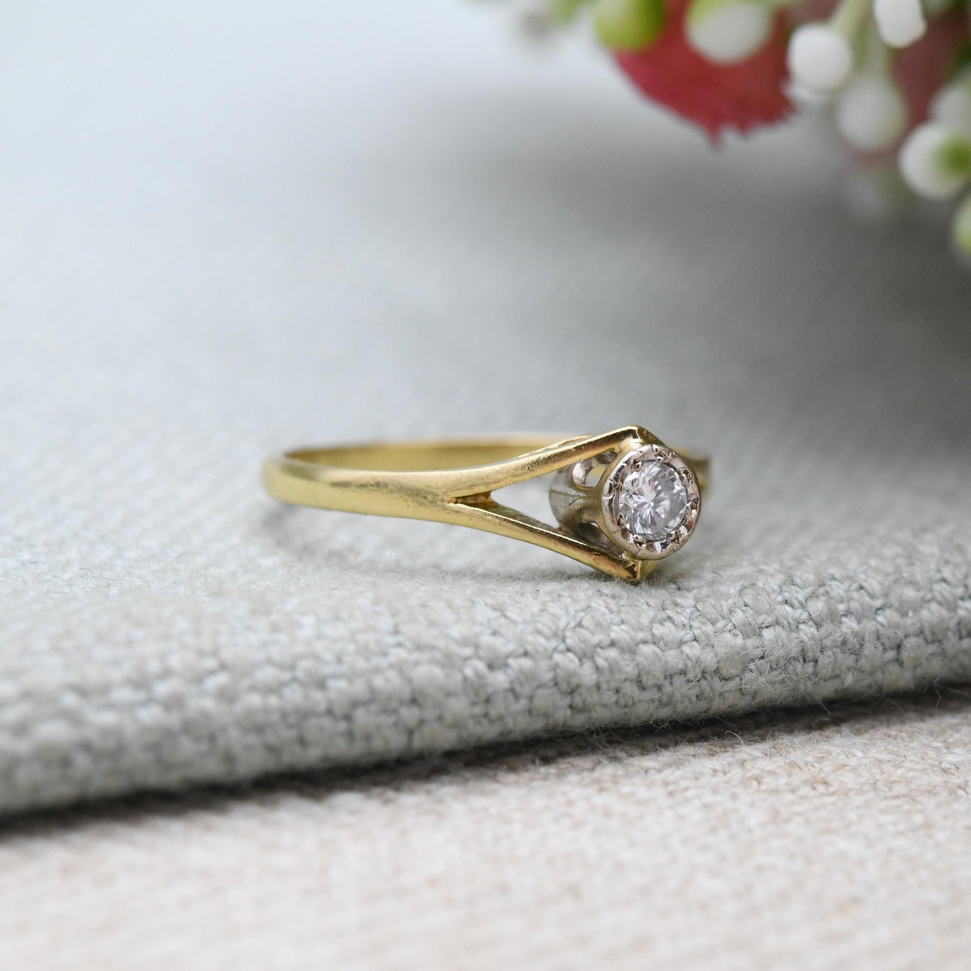 Vintage 18ct Gold Diamond Solitaire Ring 0.1 Carat 10 Points - Classic Engagement White Gold Setting | Small UK Size - P | US Size - 7 3/4
