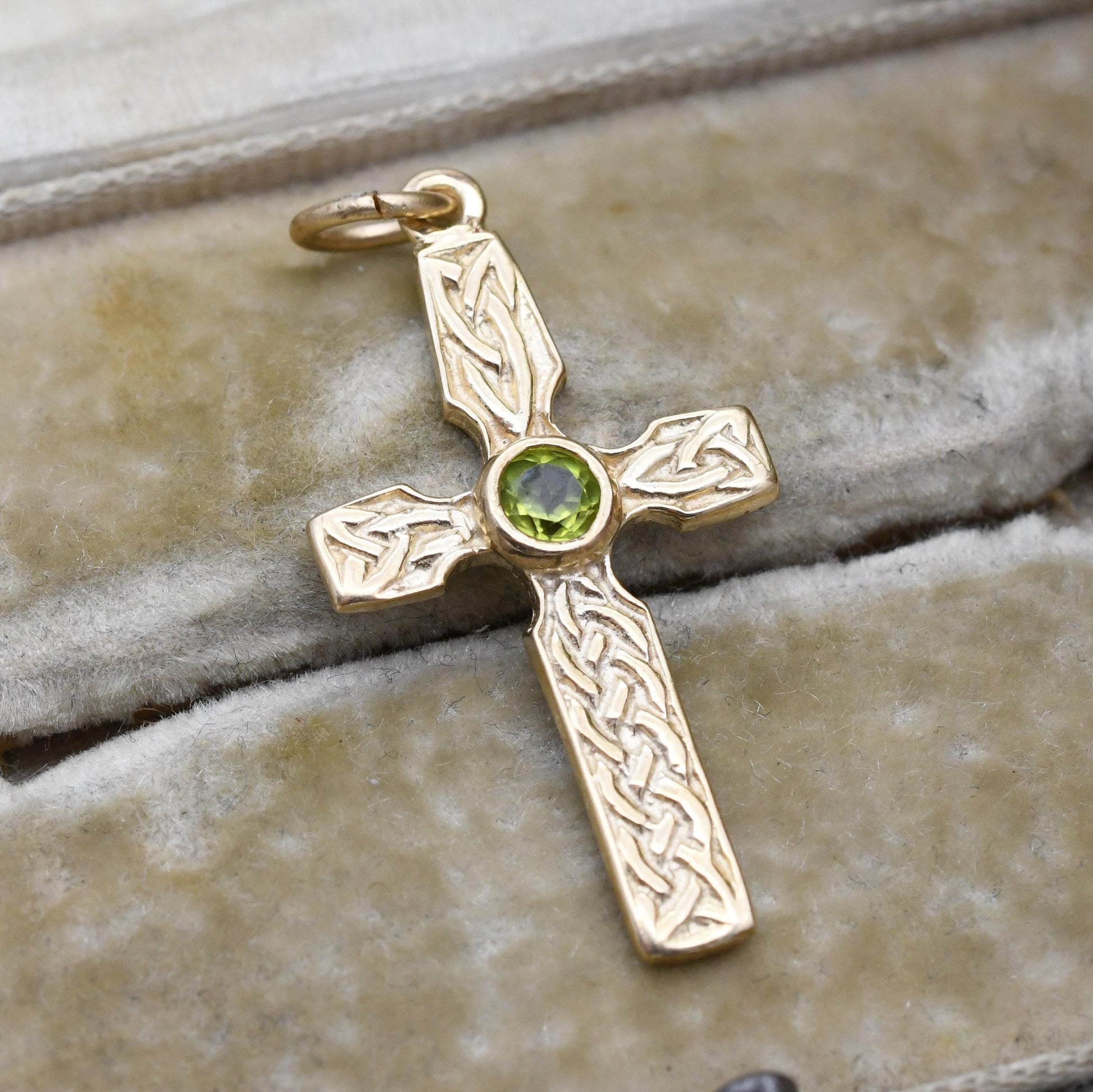 Vintage 9ct Gold Peridot Celtic Cross Pendant with a knot Pattern - Yellow Gold Christian Religious Necklace Gift for Christening Baptism