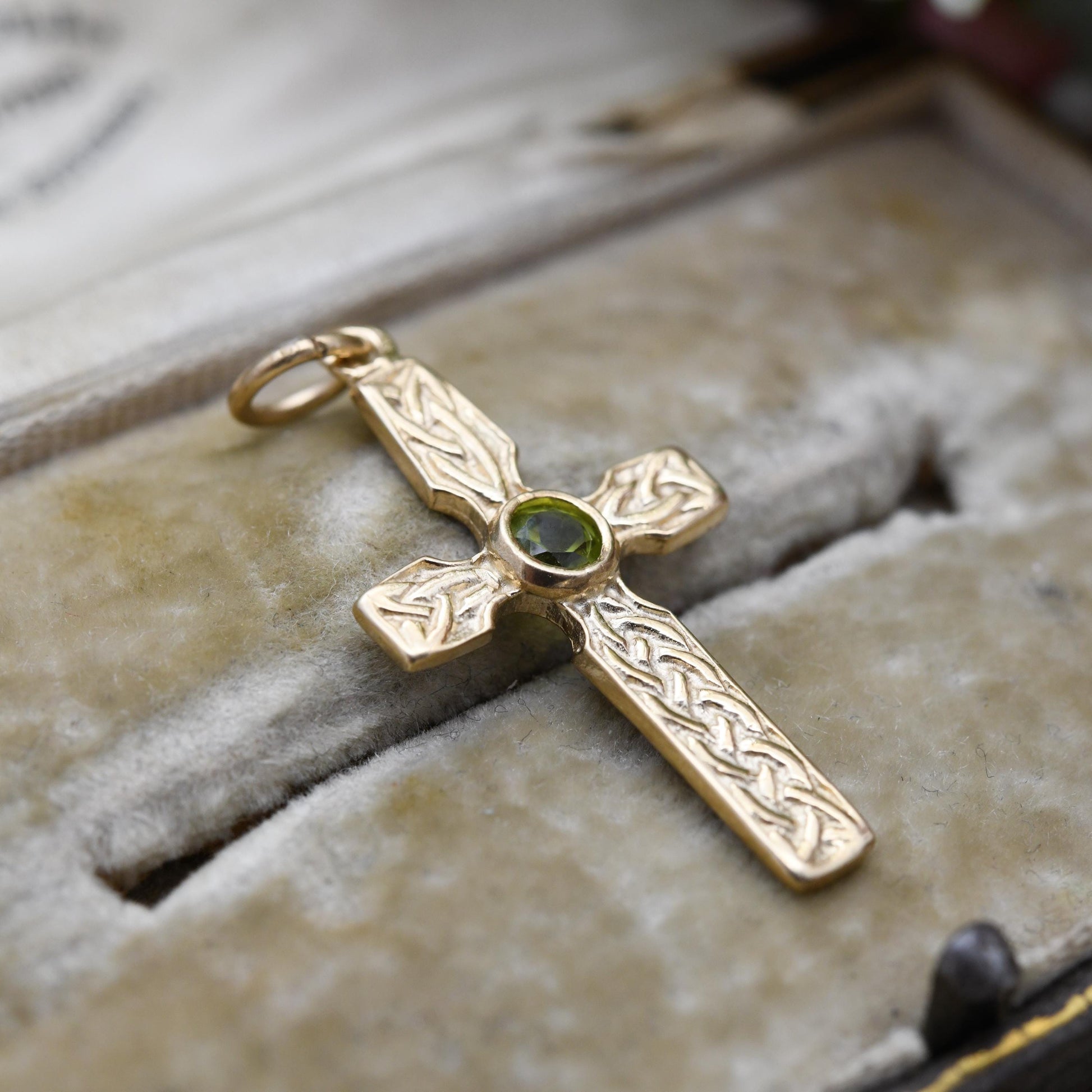 Vintage 9ct Gold Peridot Celtic Cross Pendant with a knot Pattern - Yellow Gold Christian Religious Necklace Gift for Christening Baptism