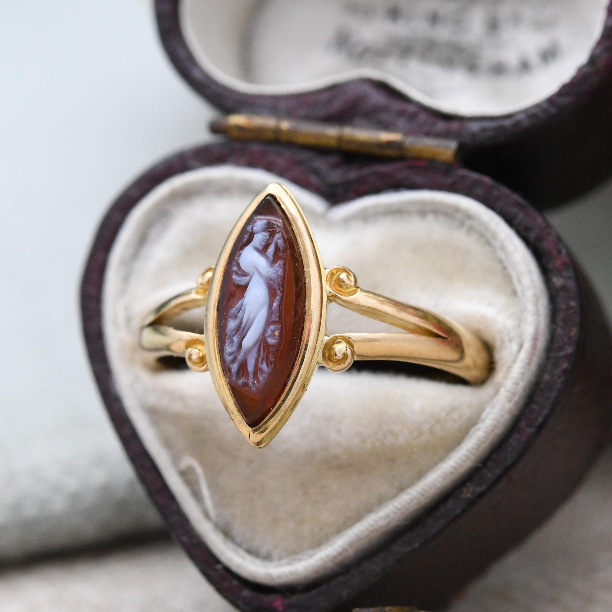 Antique Victorian 18ct Gold Hardstone Cameo Ring 1894 - Marquise Pointed Oval Red White Gemstone Classical Figure | Size UK - O | US - 7 1/2
