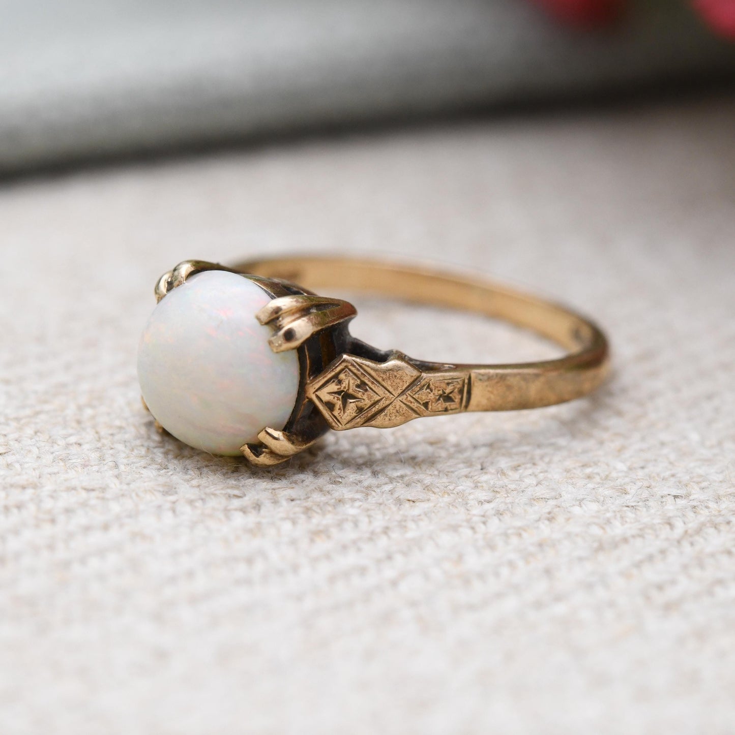 Vintage 9ct Gold Opal Solitaire Ring - Rainbow White Gemstone Solitaire | Colourful Opal Jewellery | UK Size - M | US Size - 6 1/4