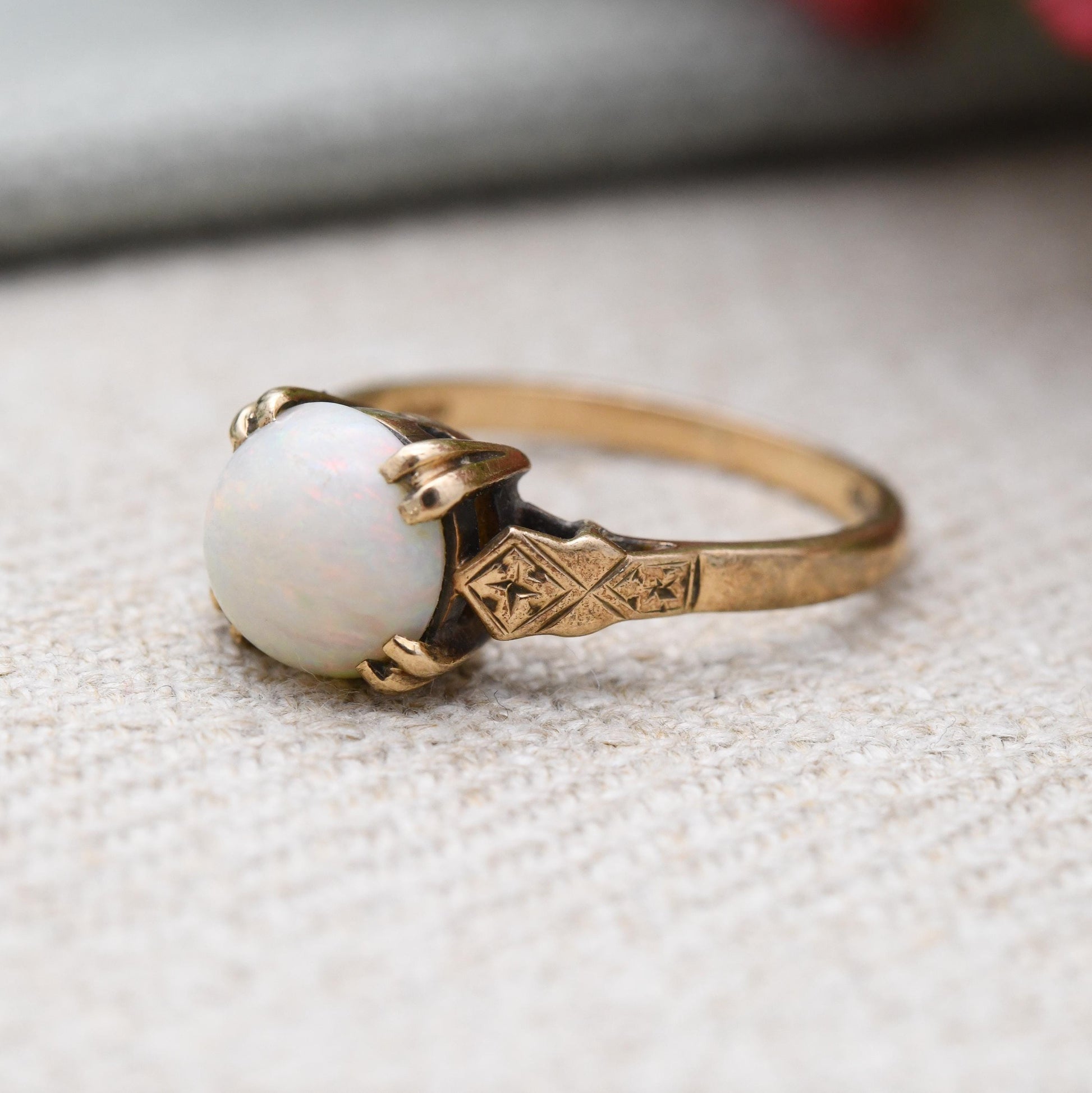 Vintage 9ct Gold Opal Solitaire Ring - Rainbow White Gemstone Solitaire | Colourful Opal Jewellery | UK Size - M | US Size - 6 1/4