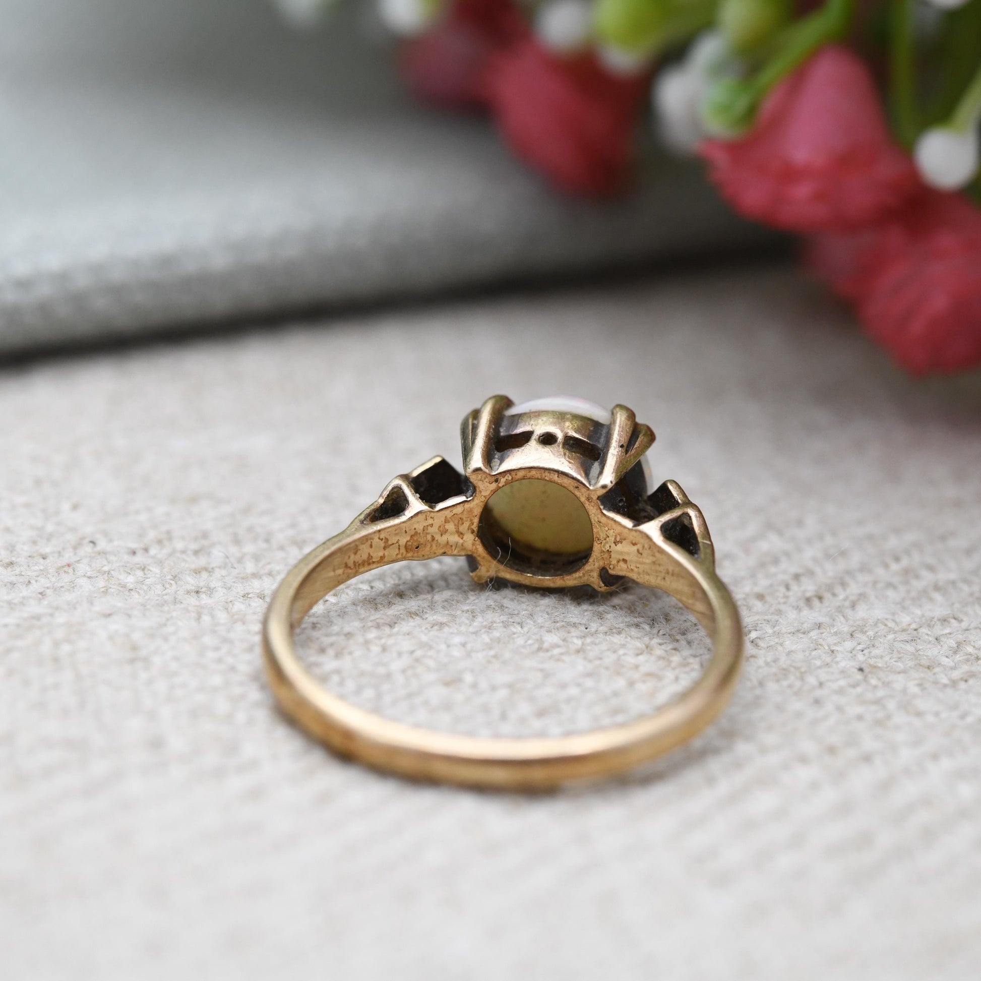 Vintage 9ct Gold Opal Solitaire Ring - Rainbow White Gemstone Solitaire | Colourful Opal Jewellery | UK Size - M | US Size - 6 1/4