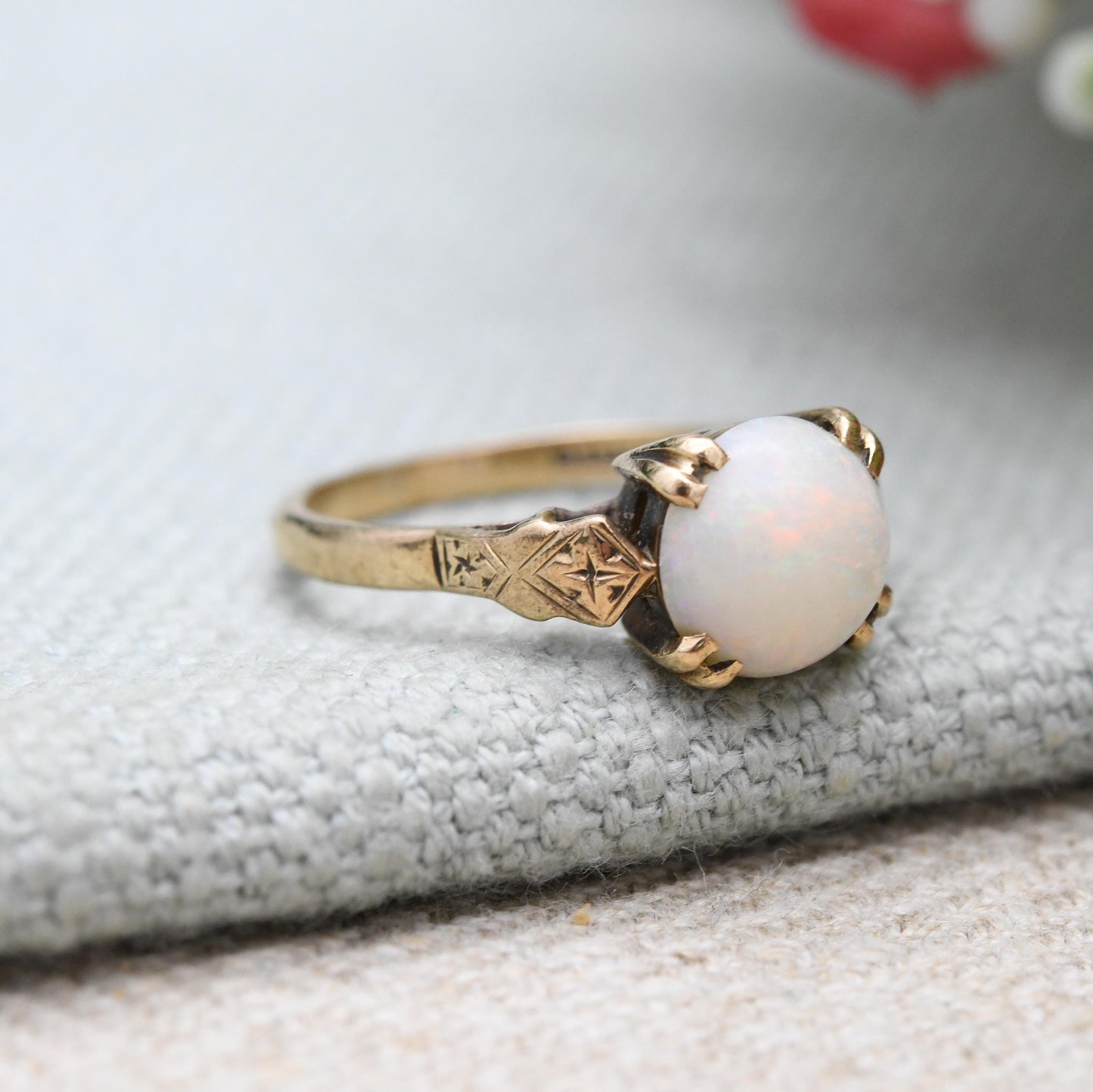 Vintage 9ct Gold Opal Solitaire Ring - Rainbow White Gemstone Solitaire | Colourful Opal Jewellery | UK Size - M | US Size - 6 1/4