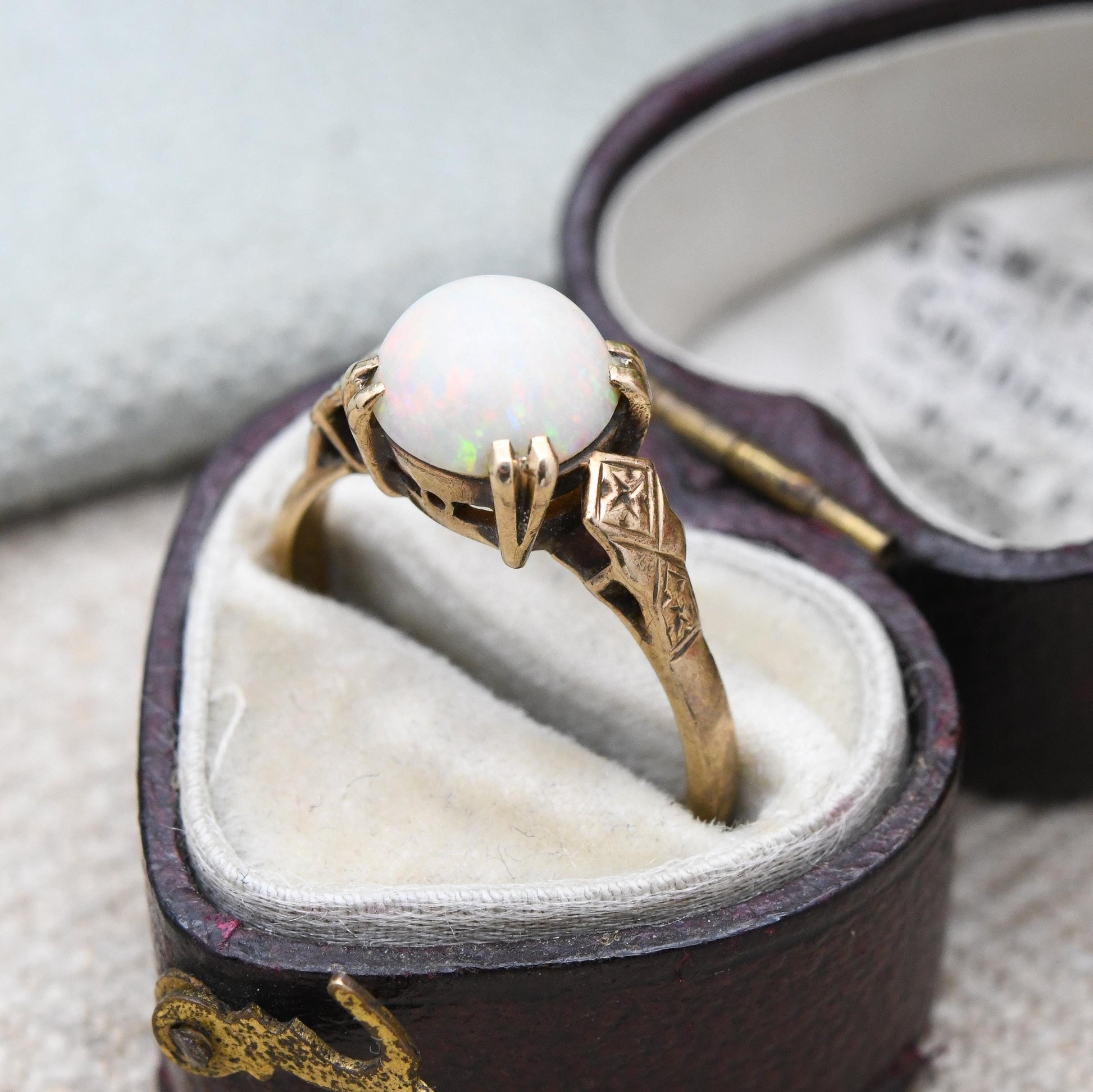 Vintage 9ct Gold Opal Solitaire Ring - Rainbow White Gemstone Solitaire | Colourful Opal Jewellery | UK Size - M | US Size - 6 1/4