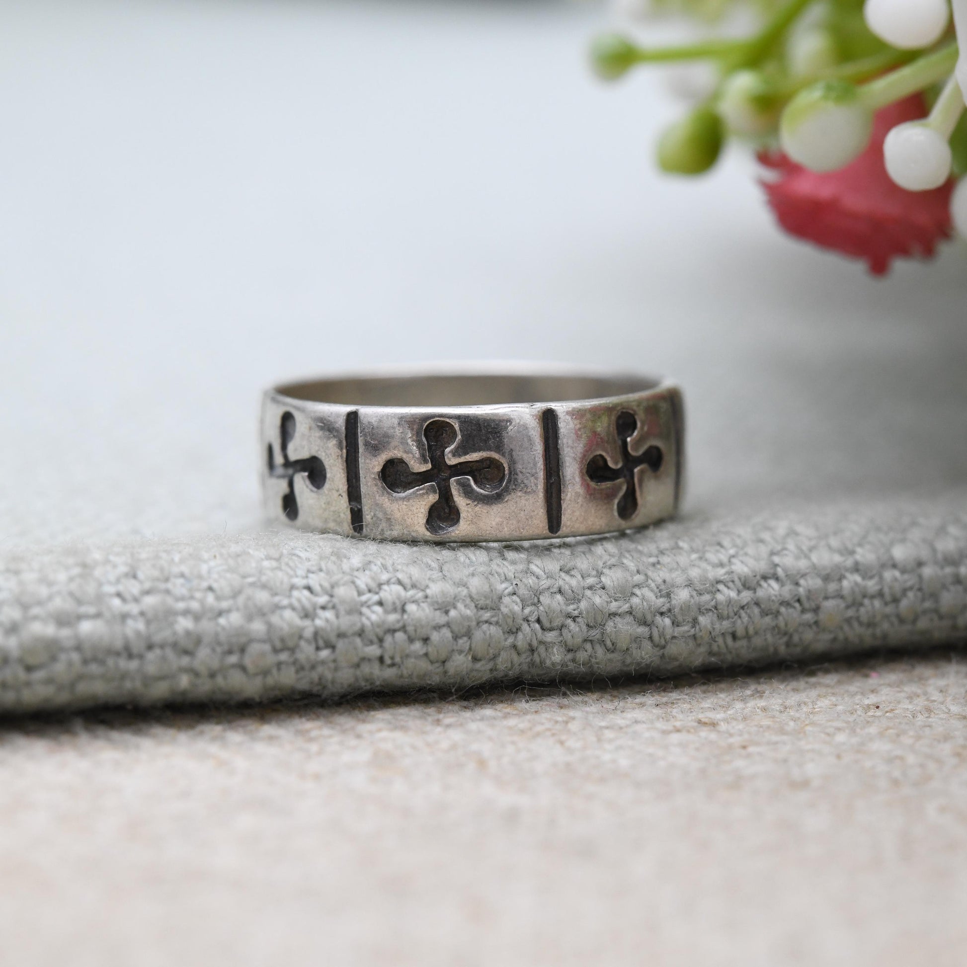Vintage Sterling Silver Band Ring with Engraved Cross Design - Unisex Patterned Silver Band | UK Size - O 1/2 | US Size - 7 1/4