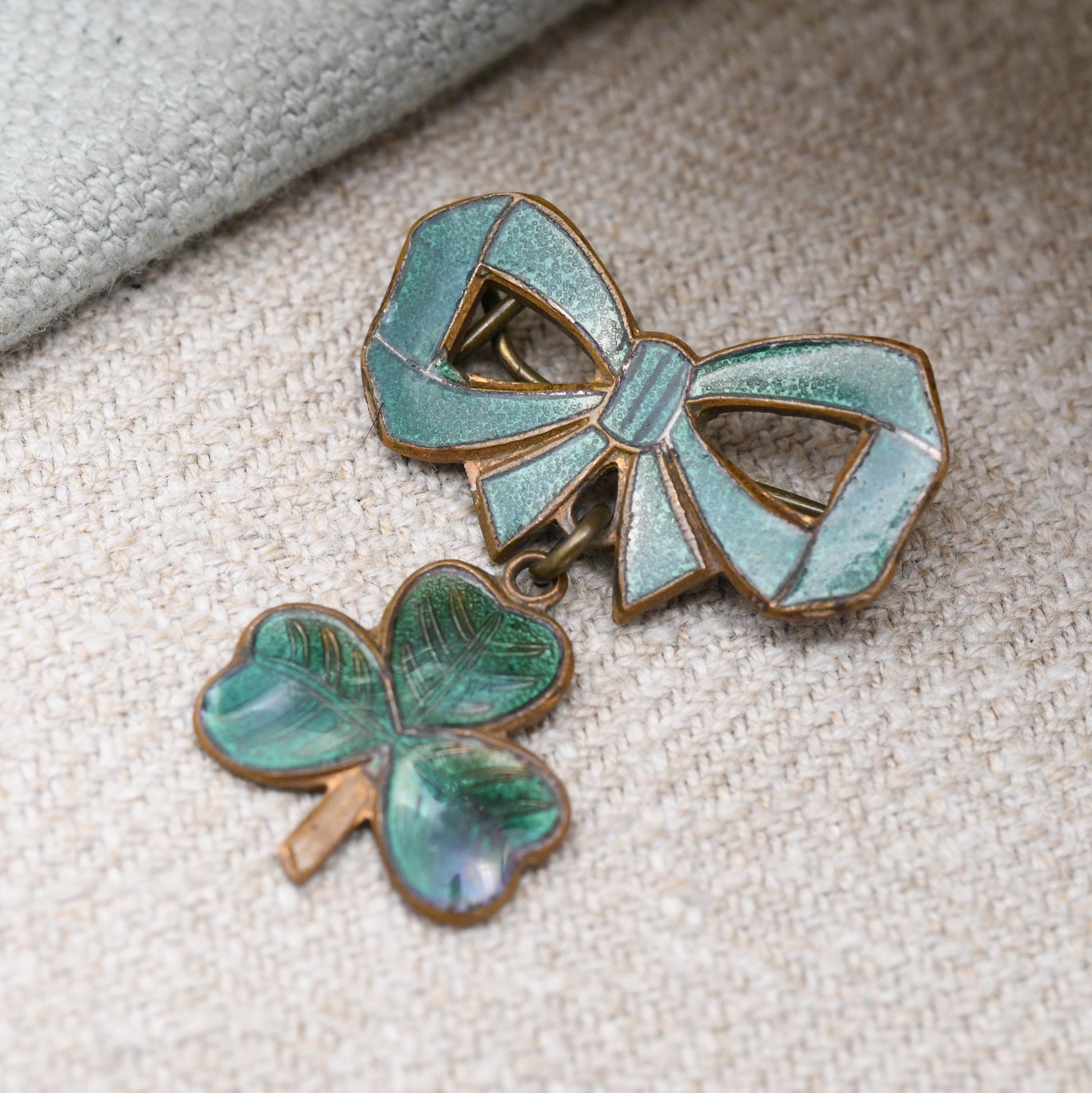 Vintage Enamel Bow and Clover Brooch by Mingware Birmingham c. 1940s