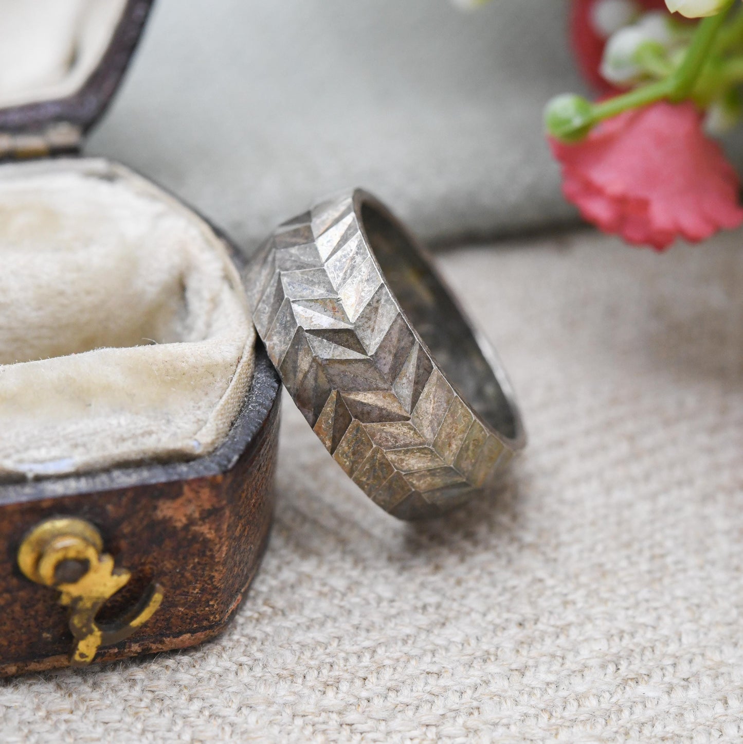 Vintage 1959 Two Shillings Coin Band Ring with Chevron Arrow Band - Unusual Chunky Band Hidden Secret Words | UK Size - J | US Size - 5