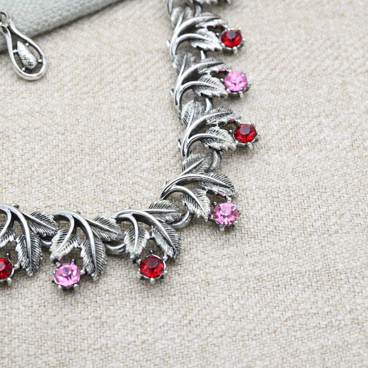 Vintage Jewelcraft Leaf Panel Necklace with Red and Pink Stones - Branded Midcentury Costume Jewellery | 16"