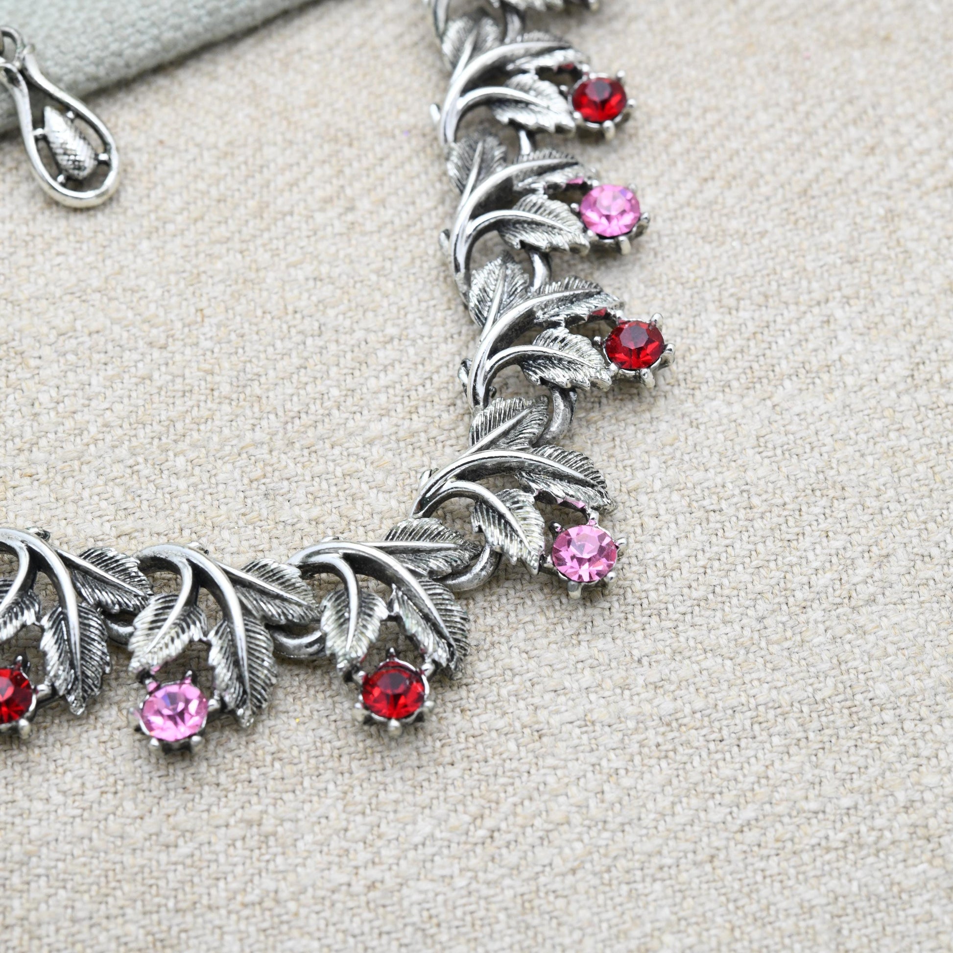 Vintage Jewelcraft Leaf Panel Necklace with Red and Pink Stones - Branded Midcentury Costume Jewellery | 16"