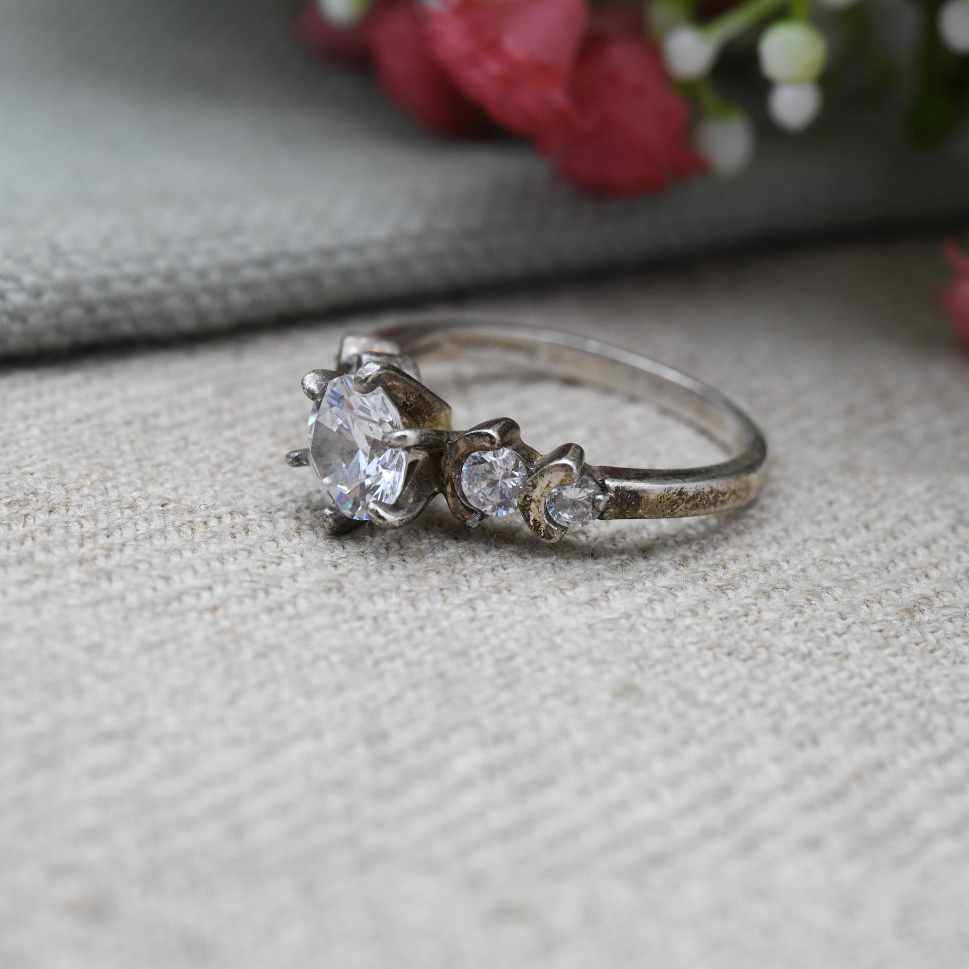 Vintage Sterling Silver Solitaire Ring Large Round CZ and Side Stones - Faceted White Stones | UK Size - Q | US Size - 8